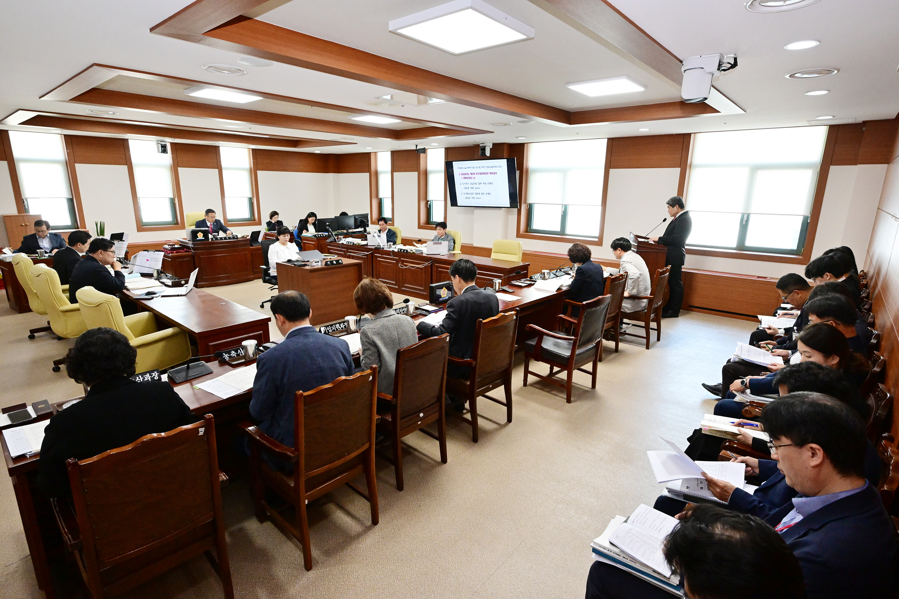 산업건설위원회, 경제산업실 소관 추가경정예산안 등 심사3