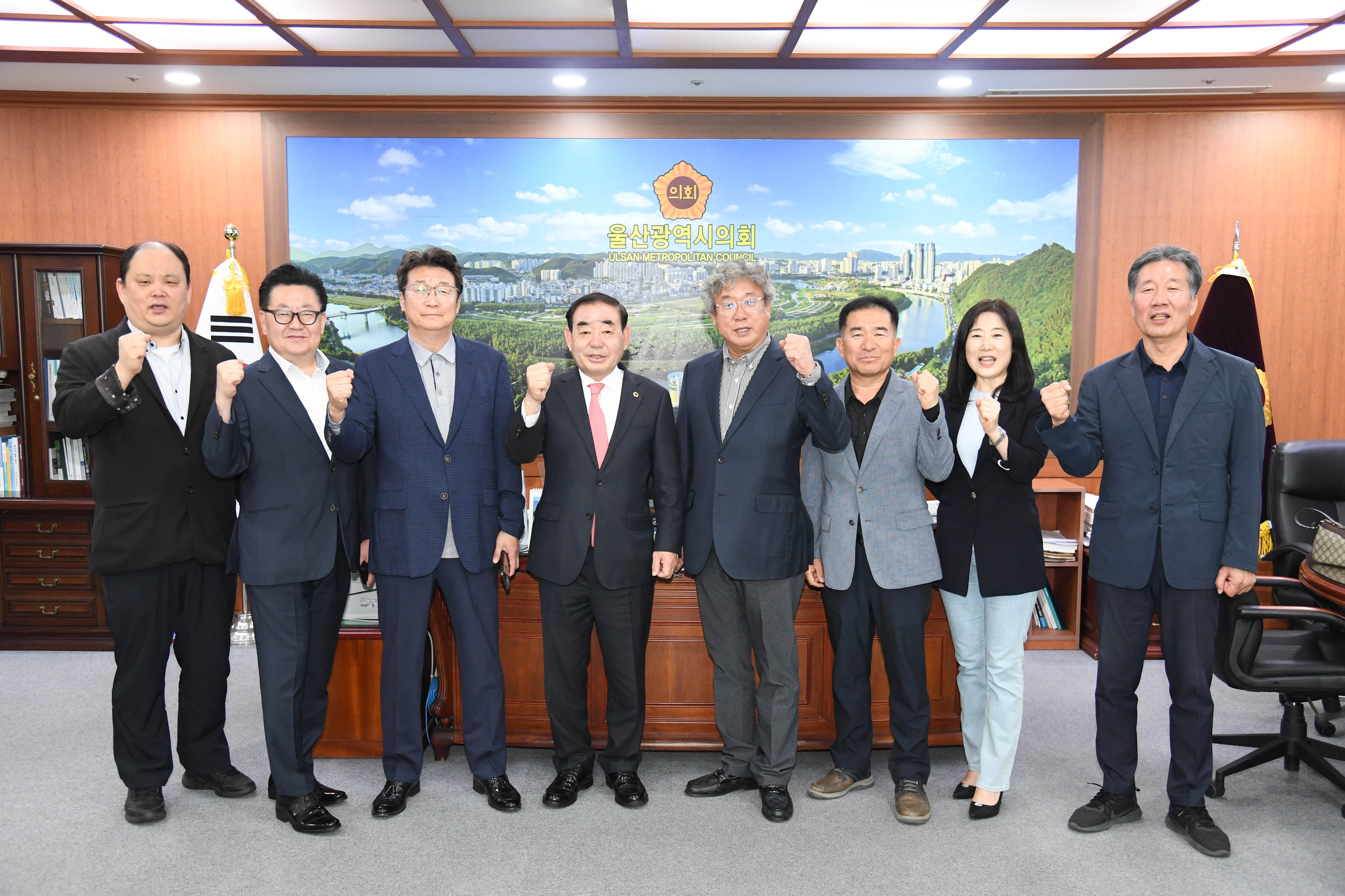 김기환 의장, 울산고등학교 총동창회 회원들과 환담