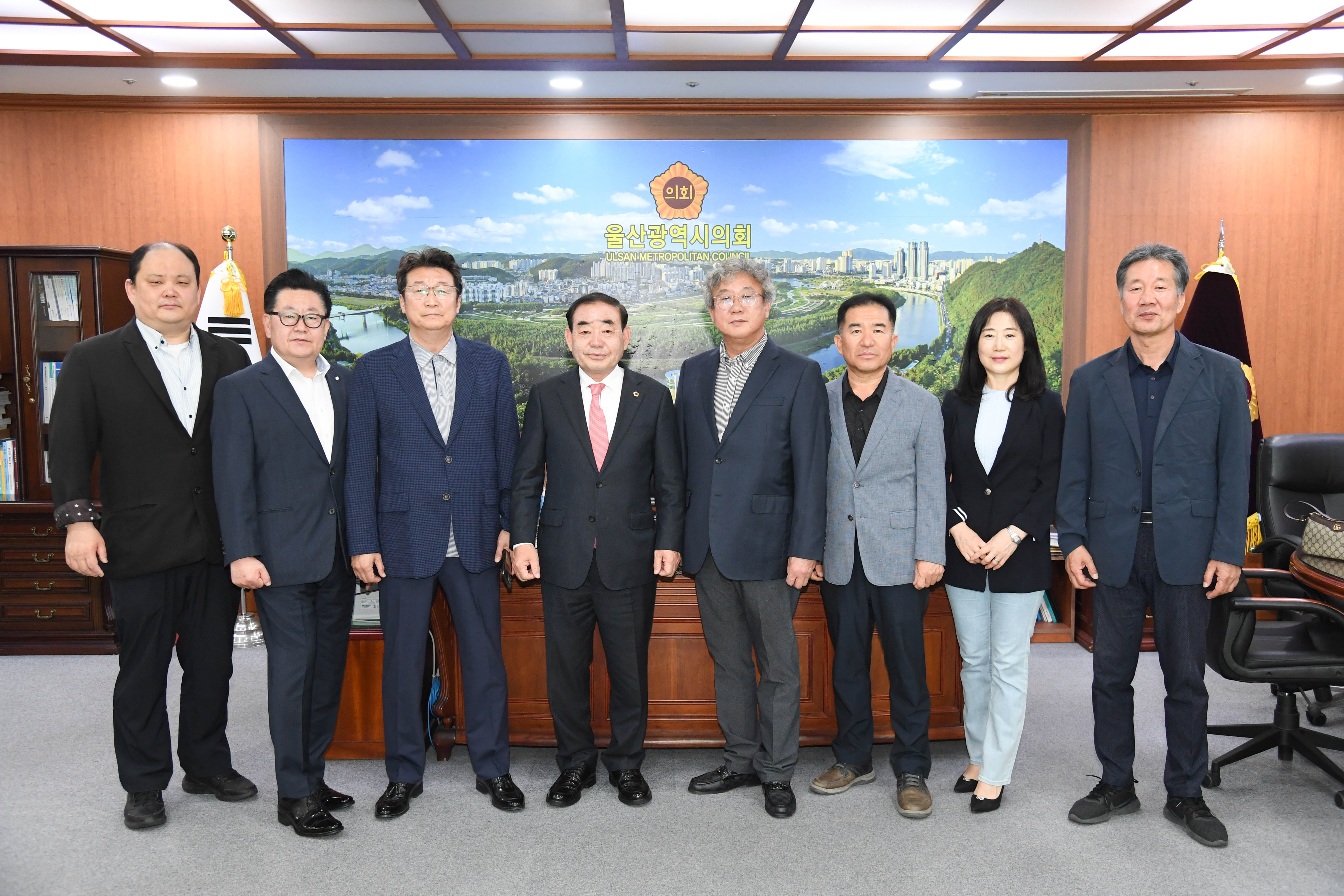 김기환 의장, 울산고등학교 총동창회 회원들과 환담2