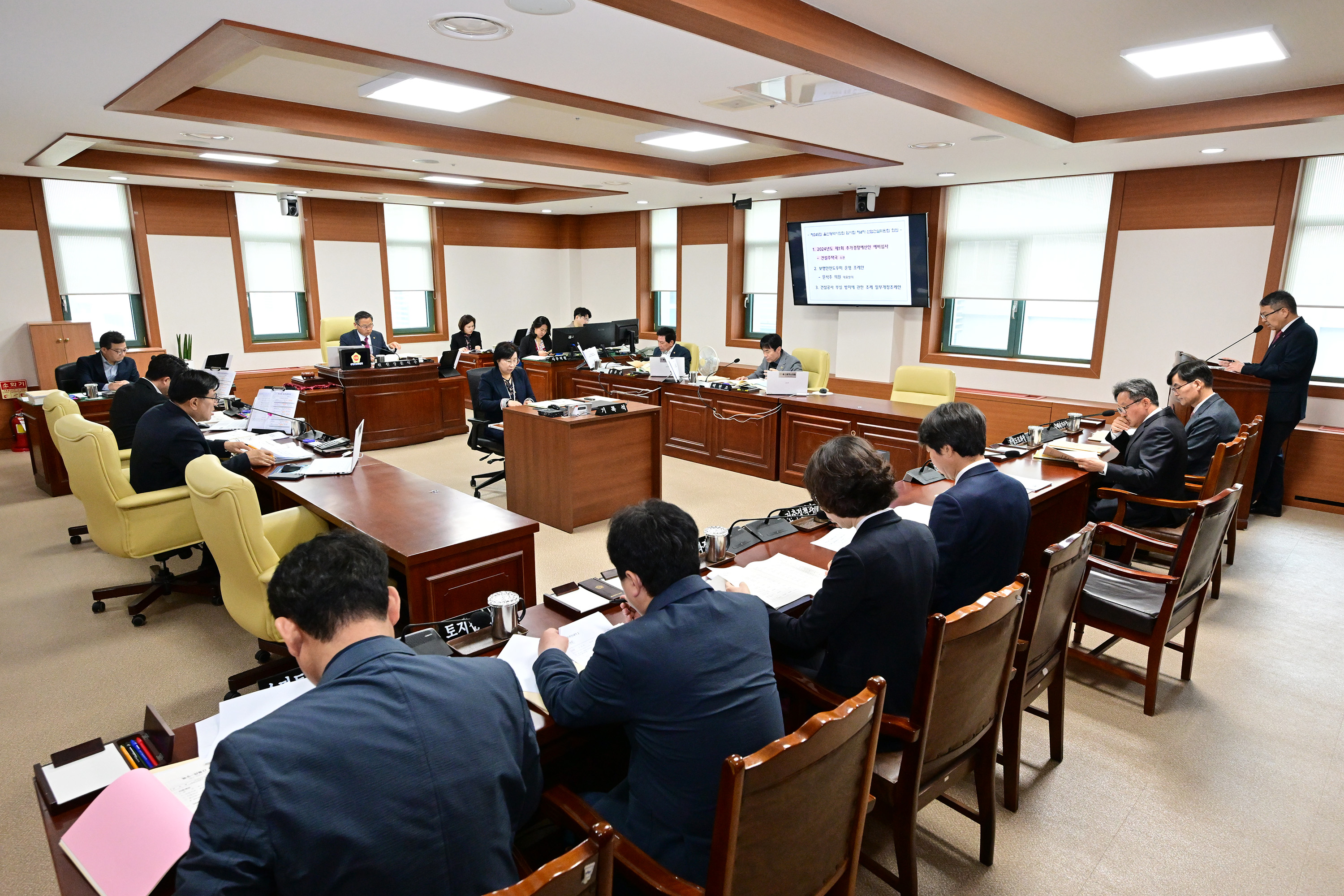 산업건설위원회, 건설주택국 소관 추가경정예산안 등 심사1