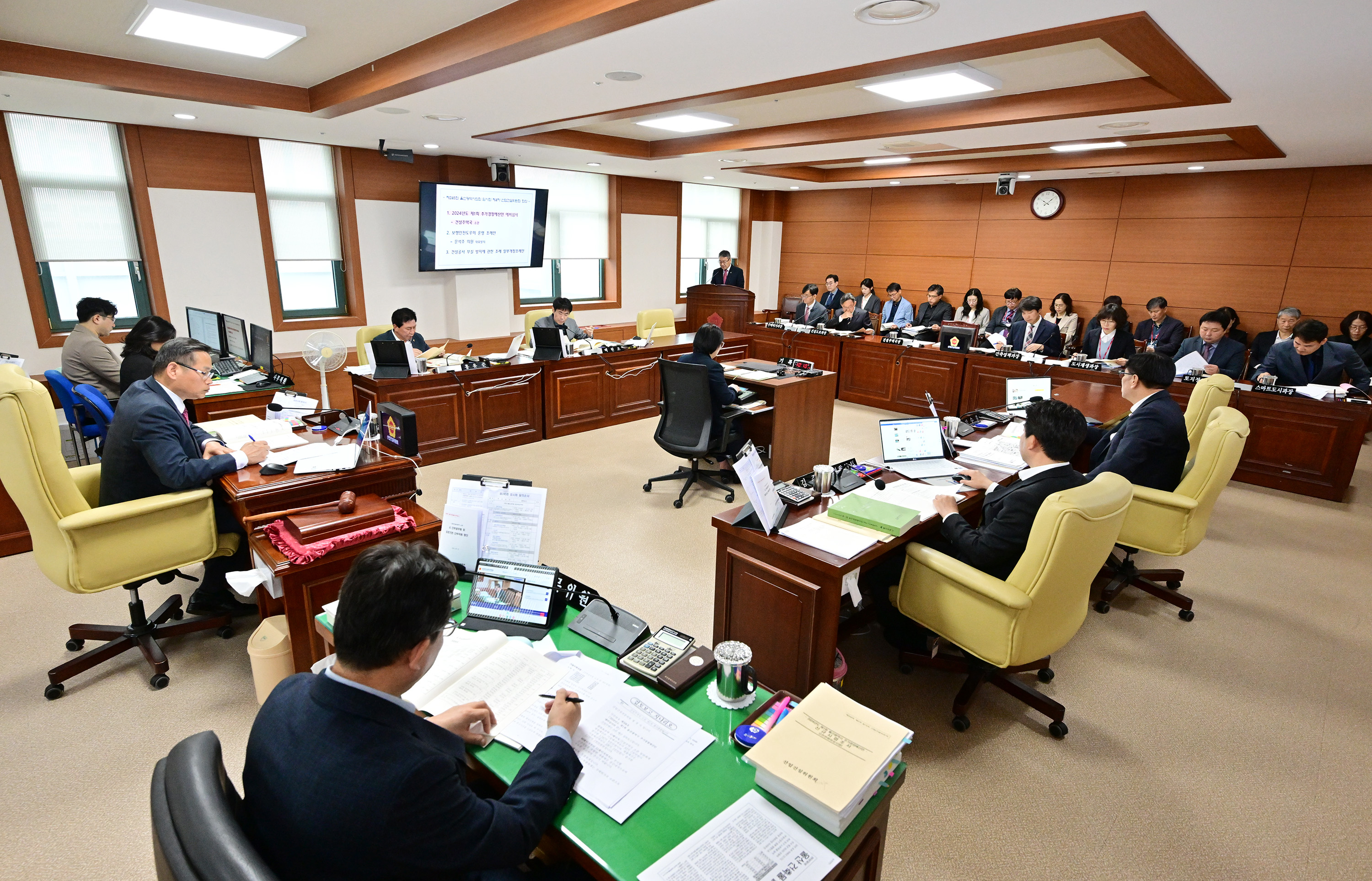 산업건설위원회, 건설주택국 소관 추가경정예산안 등 심사2