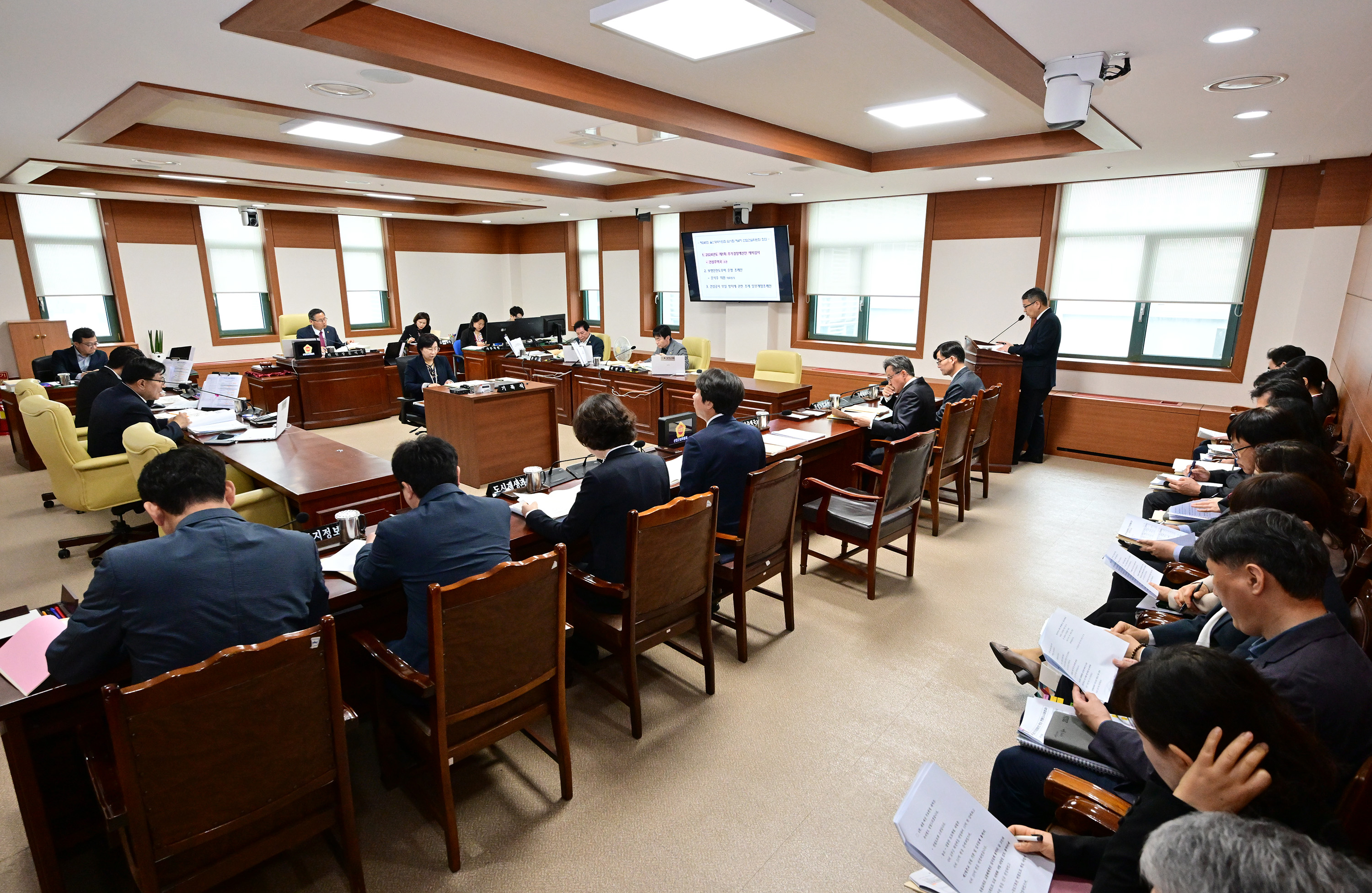산업건설위원회, 건설주택국 소관 추가경정예산안 등 심사4