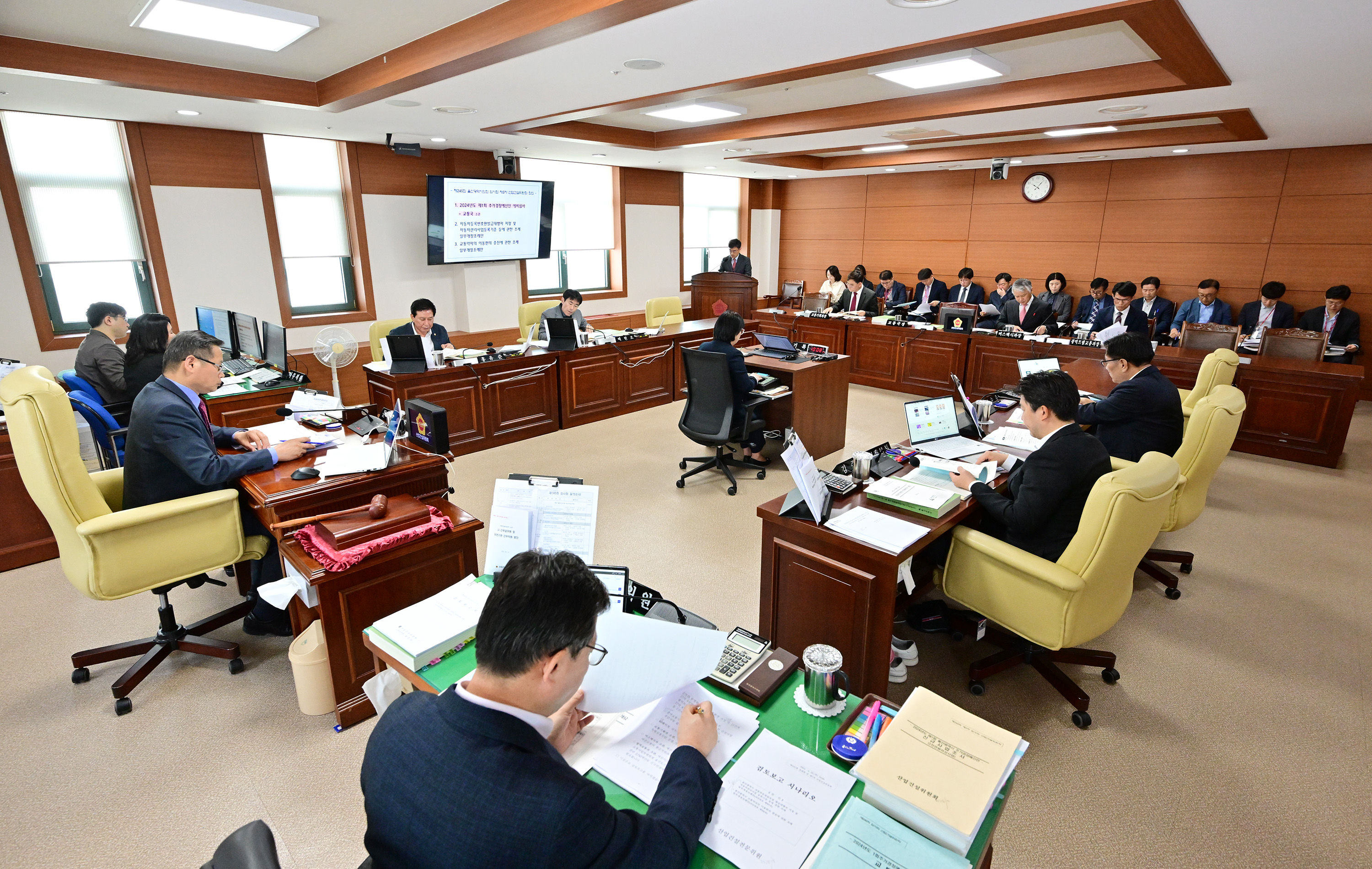 산업건설위원회, 교통국 소관 추가경정예산안 등 심사1