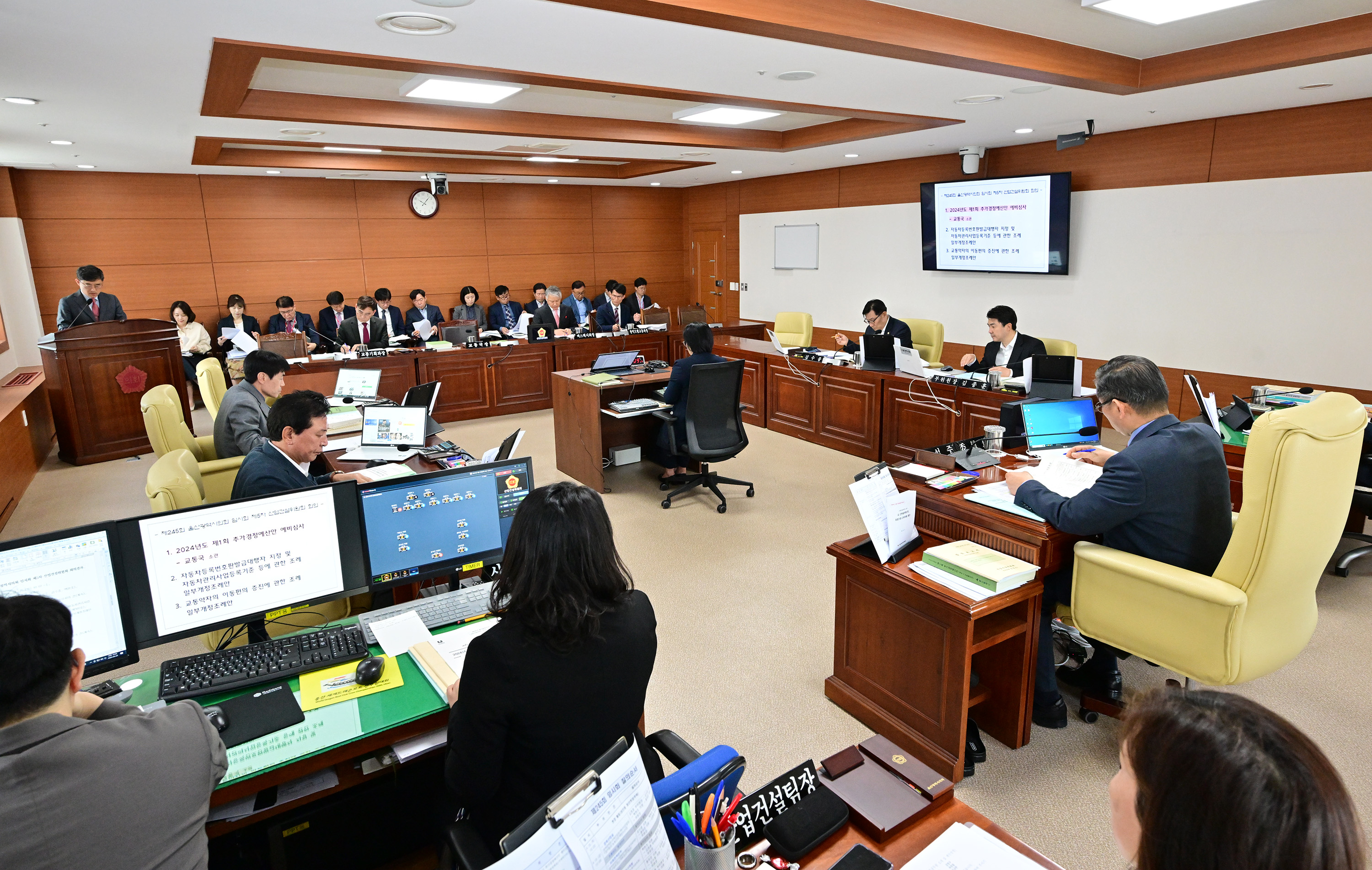 산업건설위원회, 교통국 소관 추가경정예산안 등 심사2