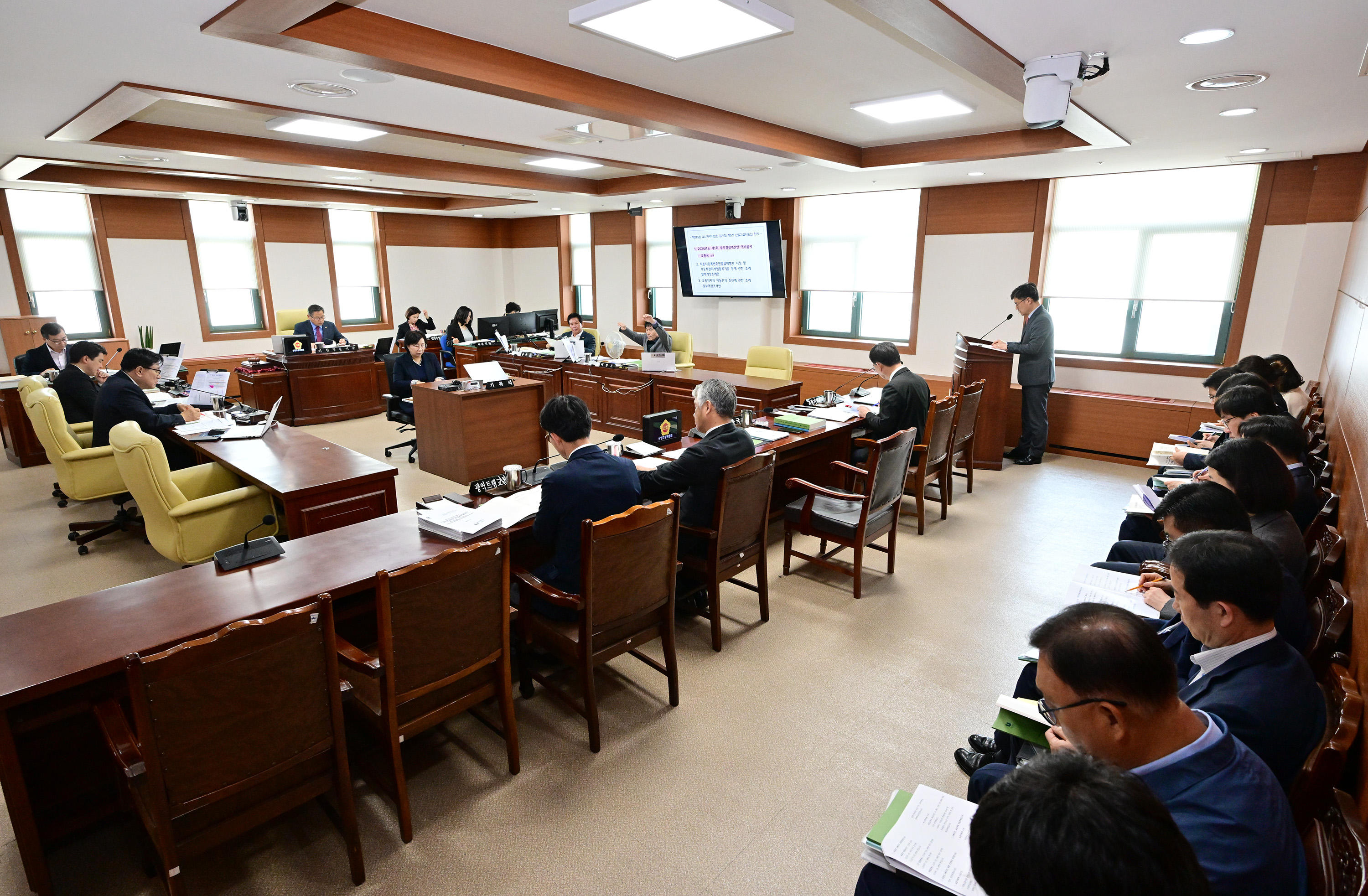 산업건설위원회, 교통국 소관 추가경정예산안 등 심사3