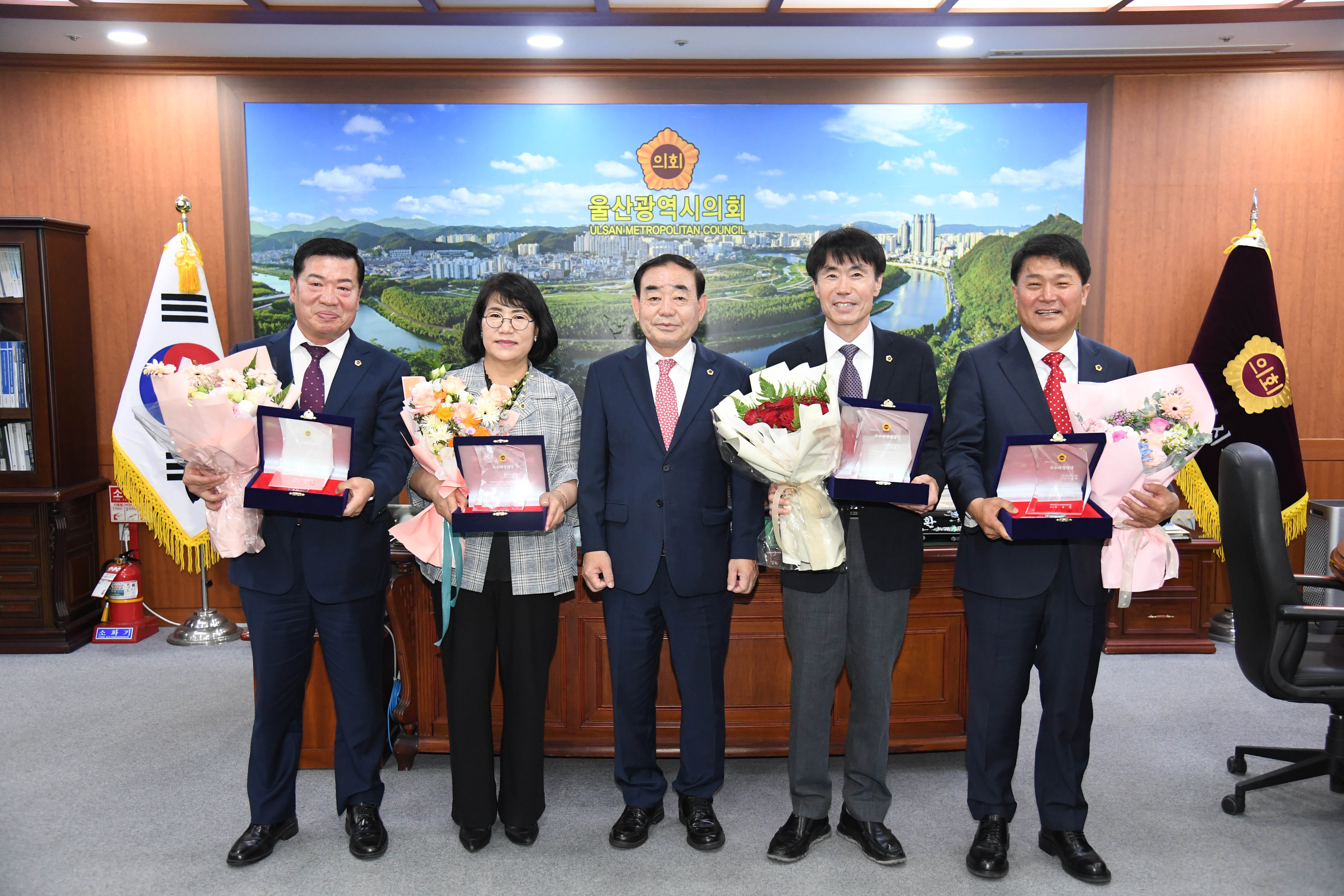 김기환 의장, 제15회 우수의정대상 시상1