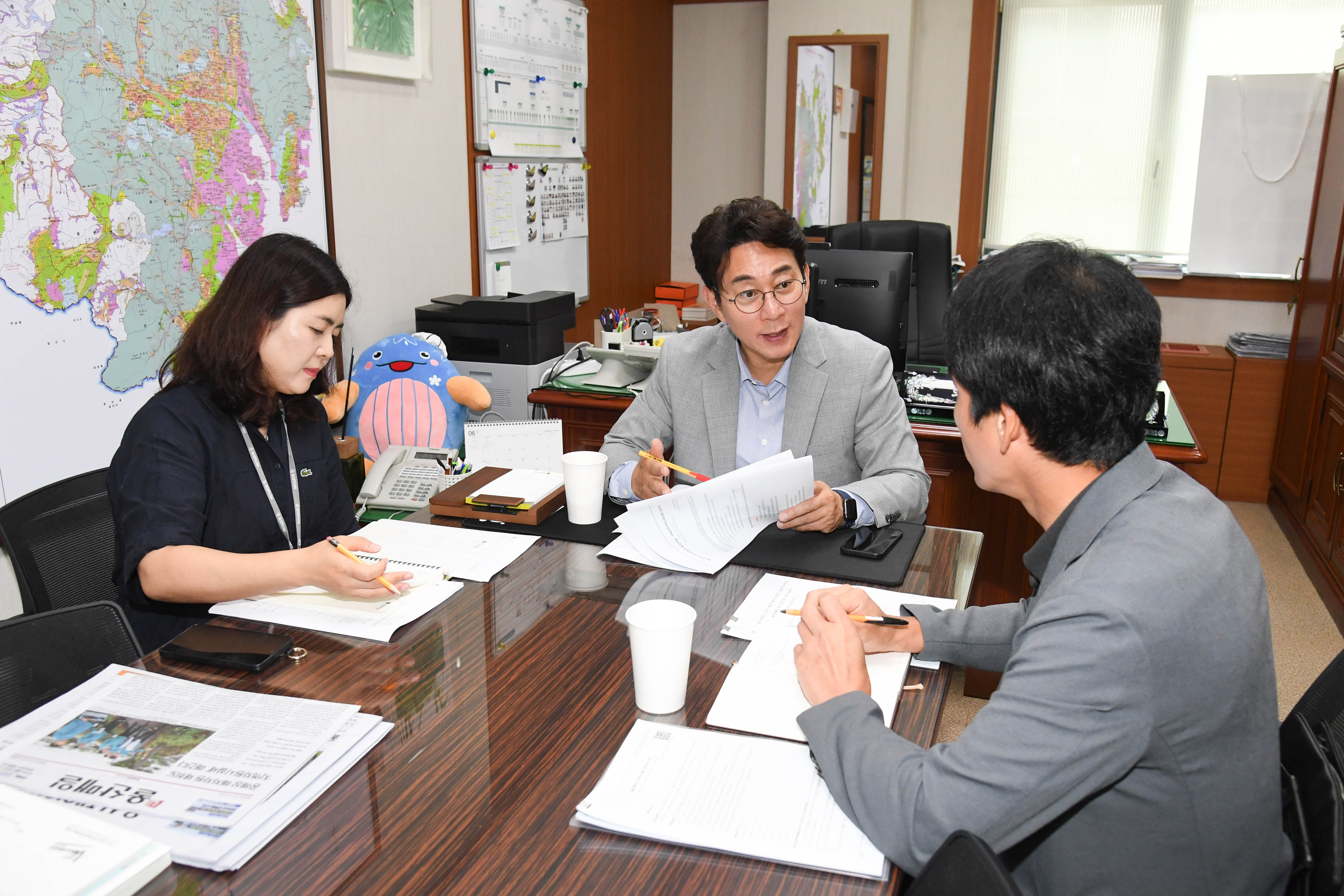 방인섭 의원. 전기자동차 전용주차구역의 화재 예방 및 안전시설 설치를 위한 민원 의견 청취1