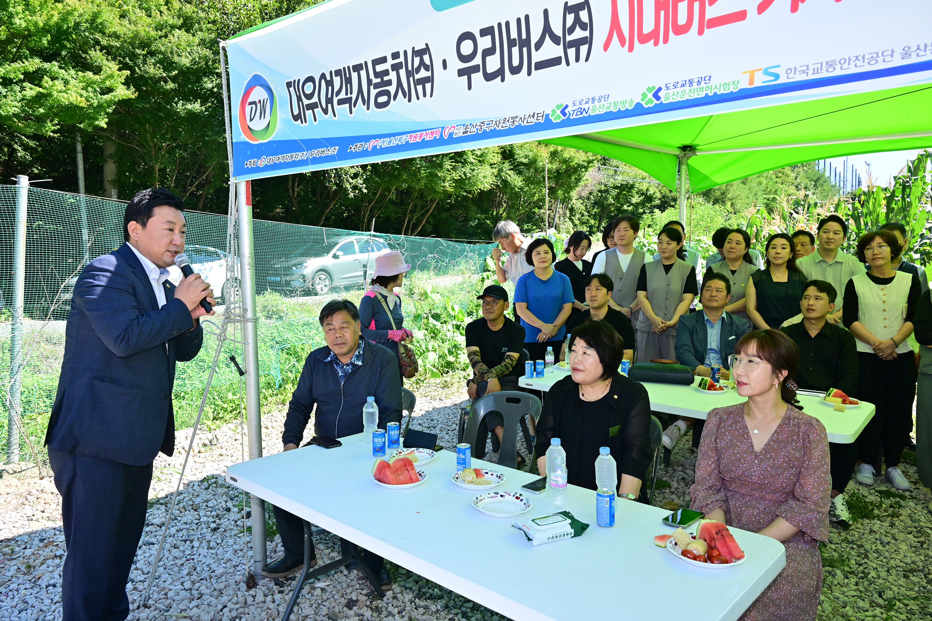 이성룡 의장·안대룡 교육위원장, 사랑의 옥수수 나눔행사 7