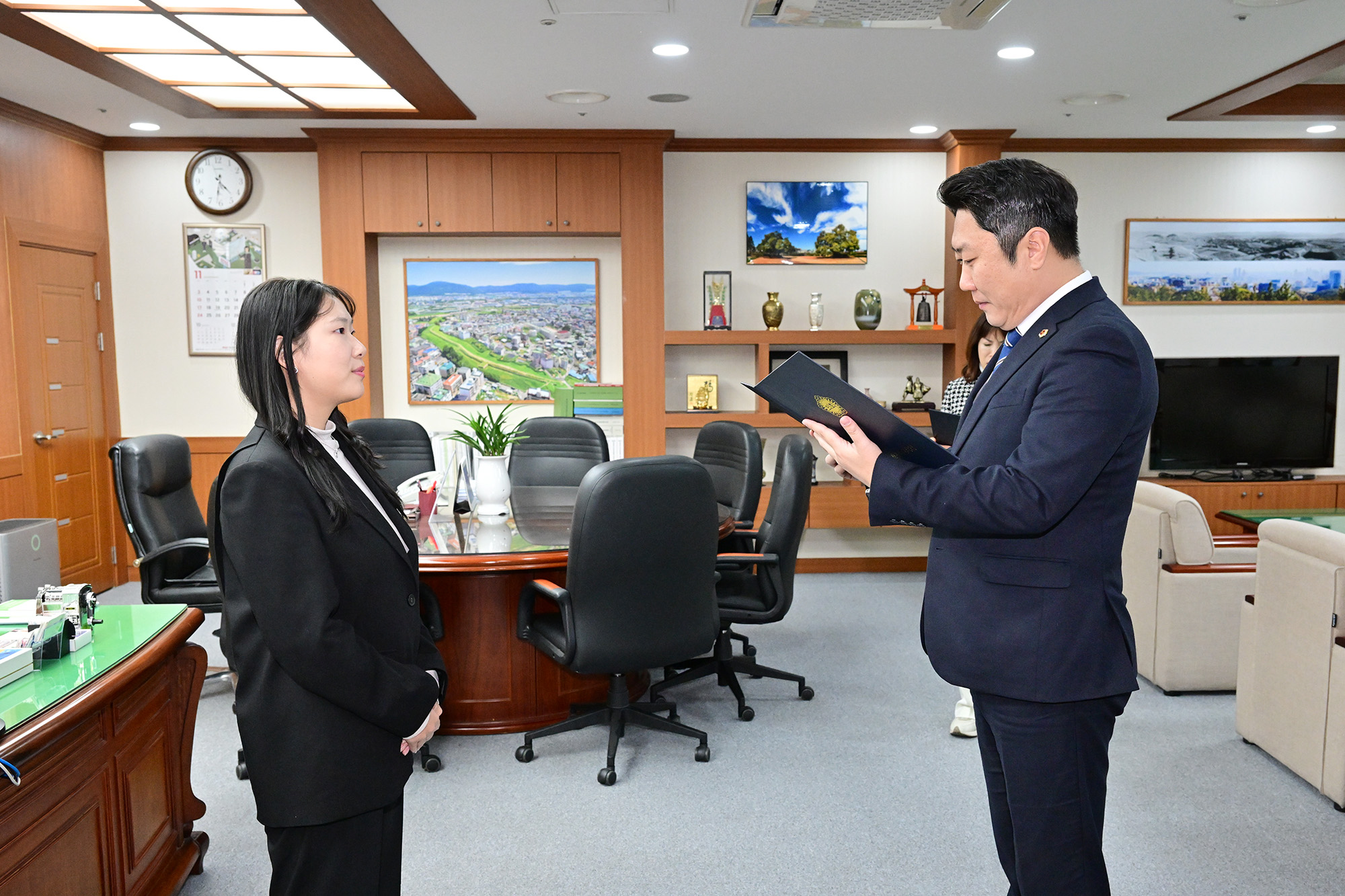 의장 직무대리 김종섭 부의장, 임기제공무원(정책지원관) 임용장 수여2