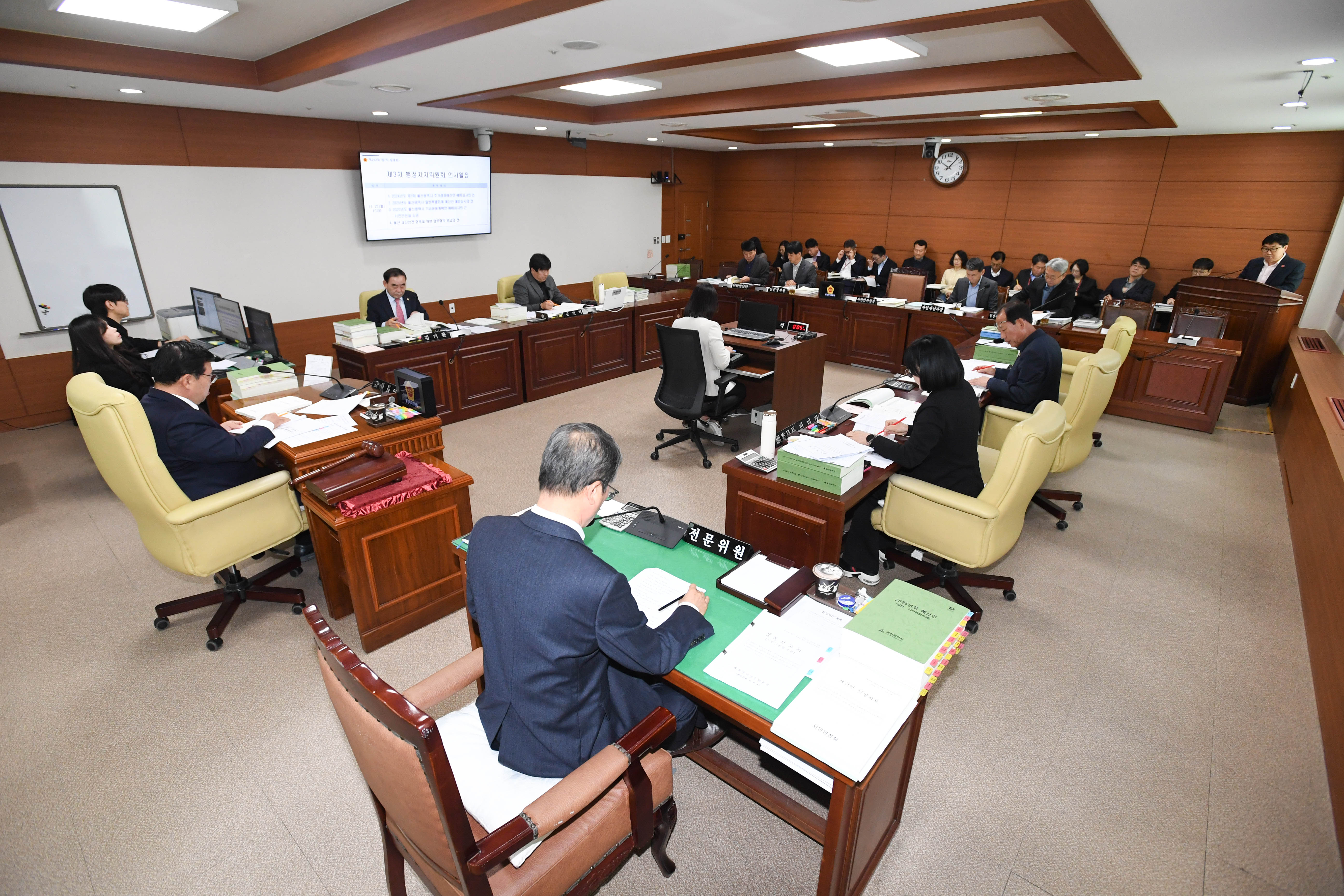 행정자치위원회, 시민안전실 소관 2024년도 제3회 울산광역시 추가경정예산안 예비심사의 건 등 심사3