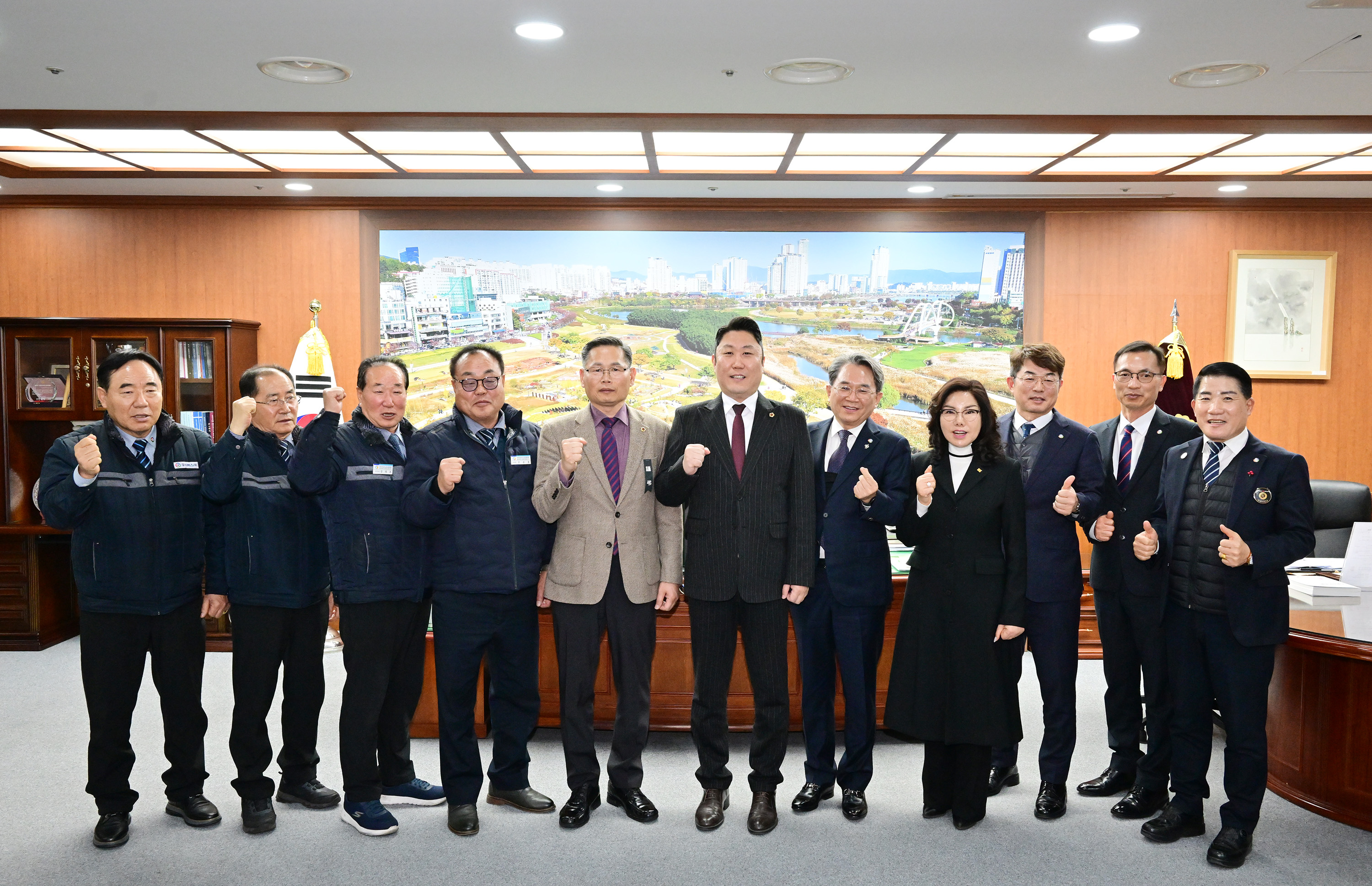 의장 직무대리 김종섭 부의장, 우리버스(주) 김익기 대표이사 등 환담1