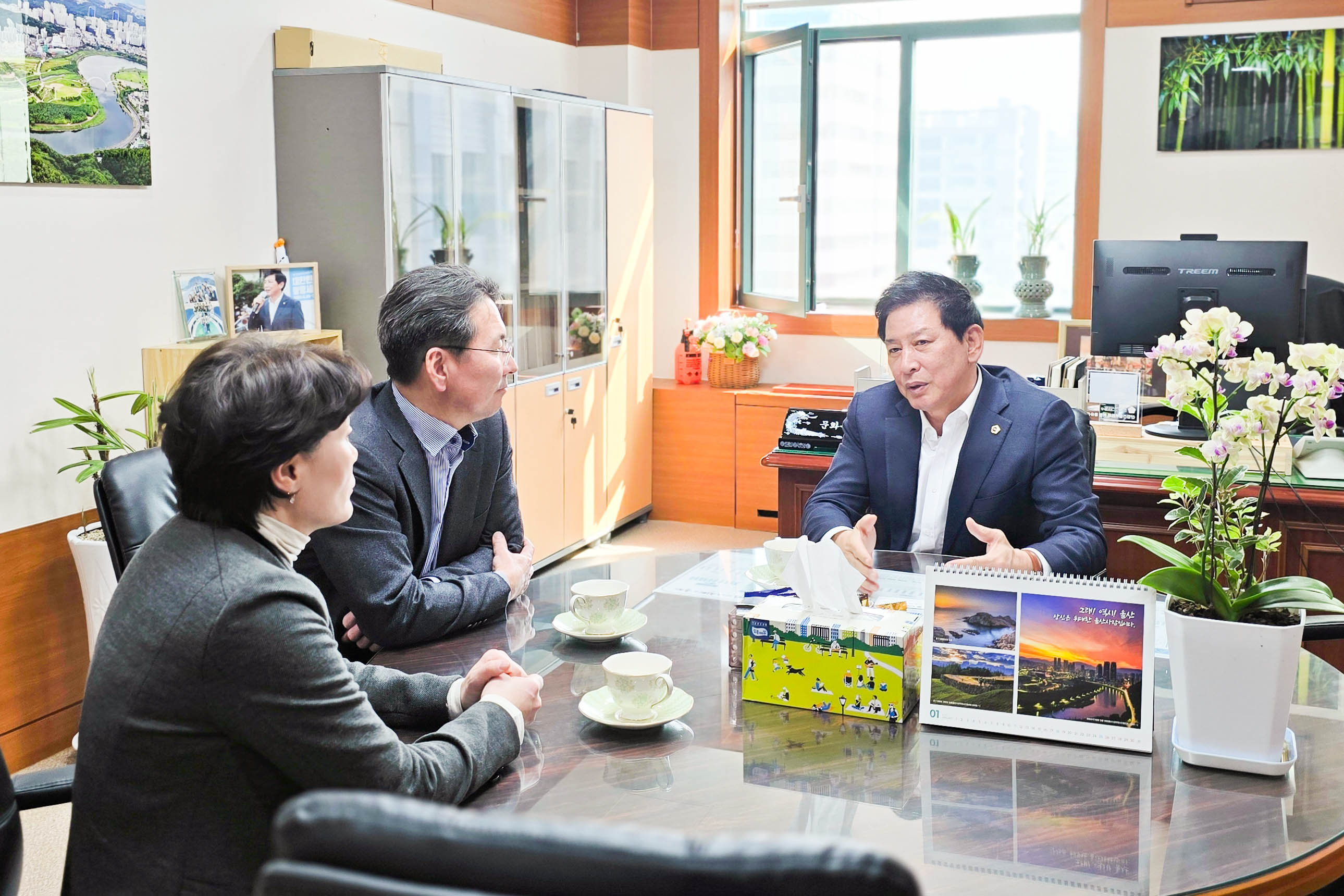홍유준 문화복지환경위원장, 박종하 제15대 울산대학교병원장과 환담1