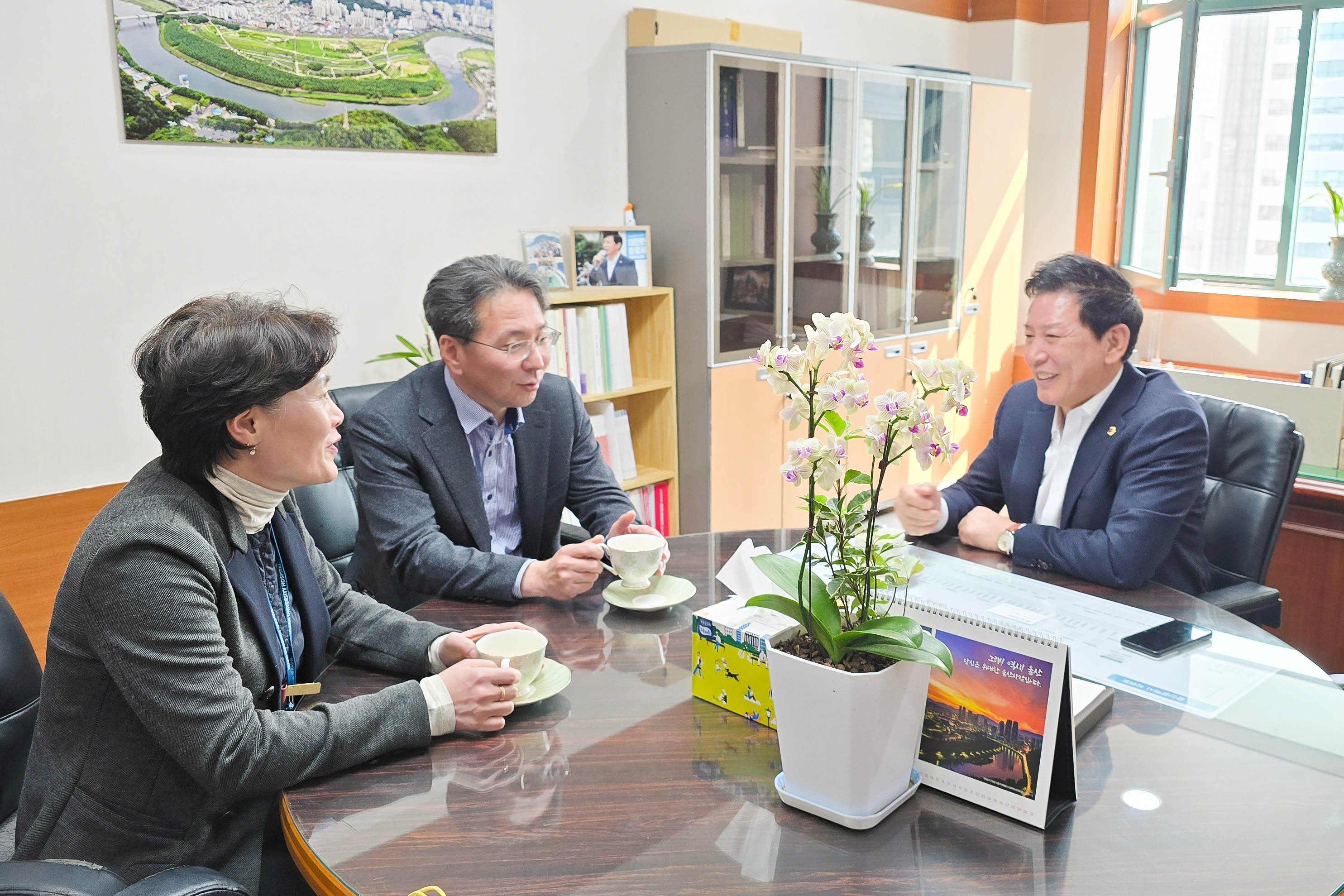 홍유준 문화복지환경위원장, 박종하 제15대 울산대학교병원장과 환담2