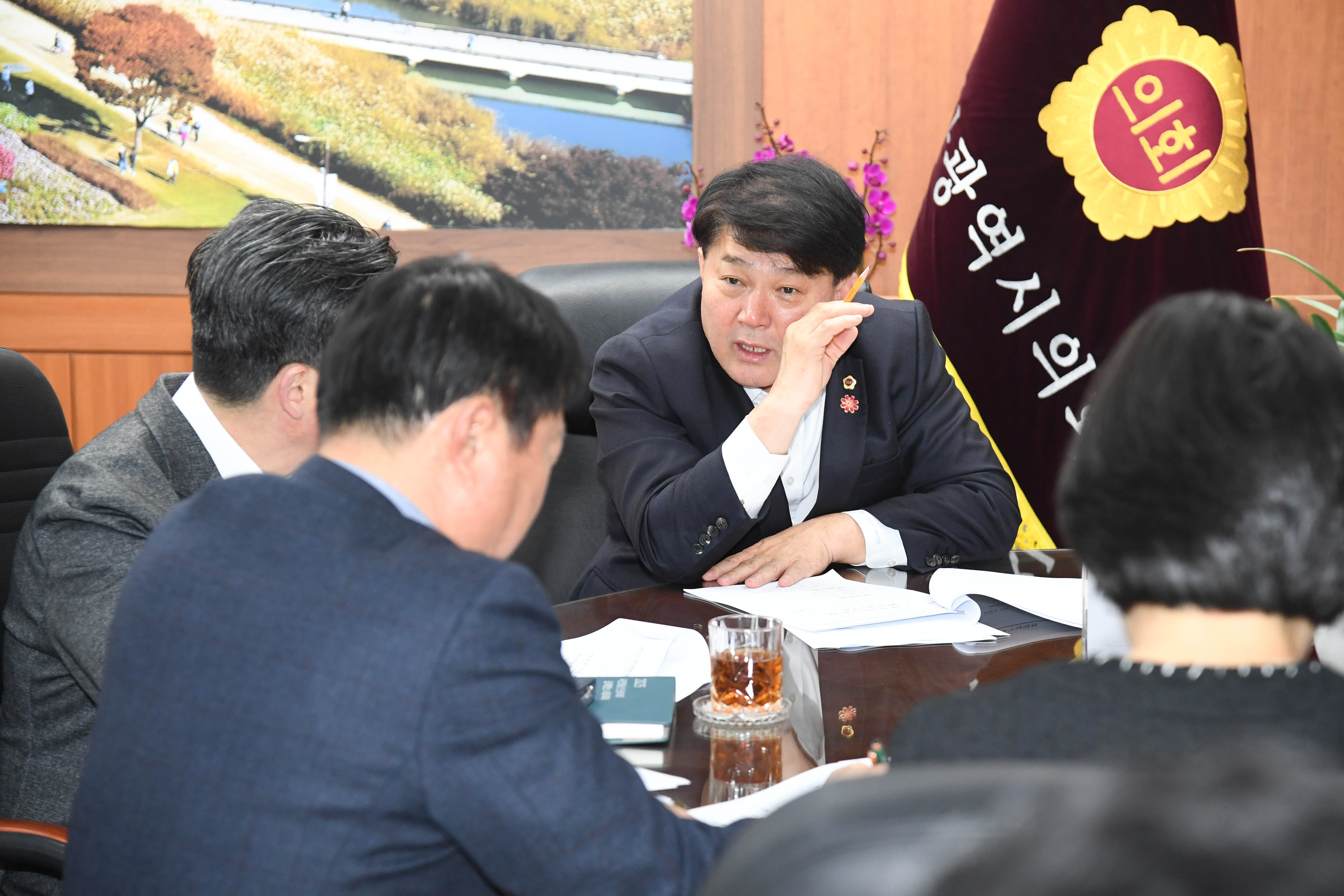 이성룡 의장, 의회사무처 당면 현안사항 보고 간담회3