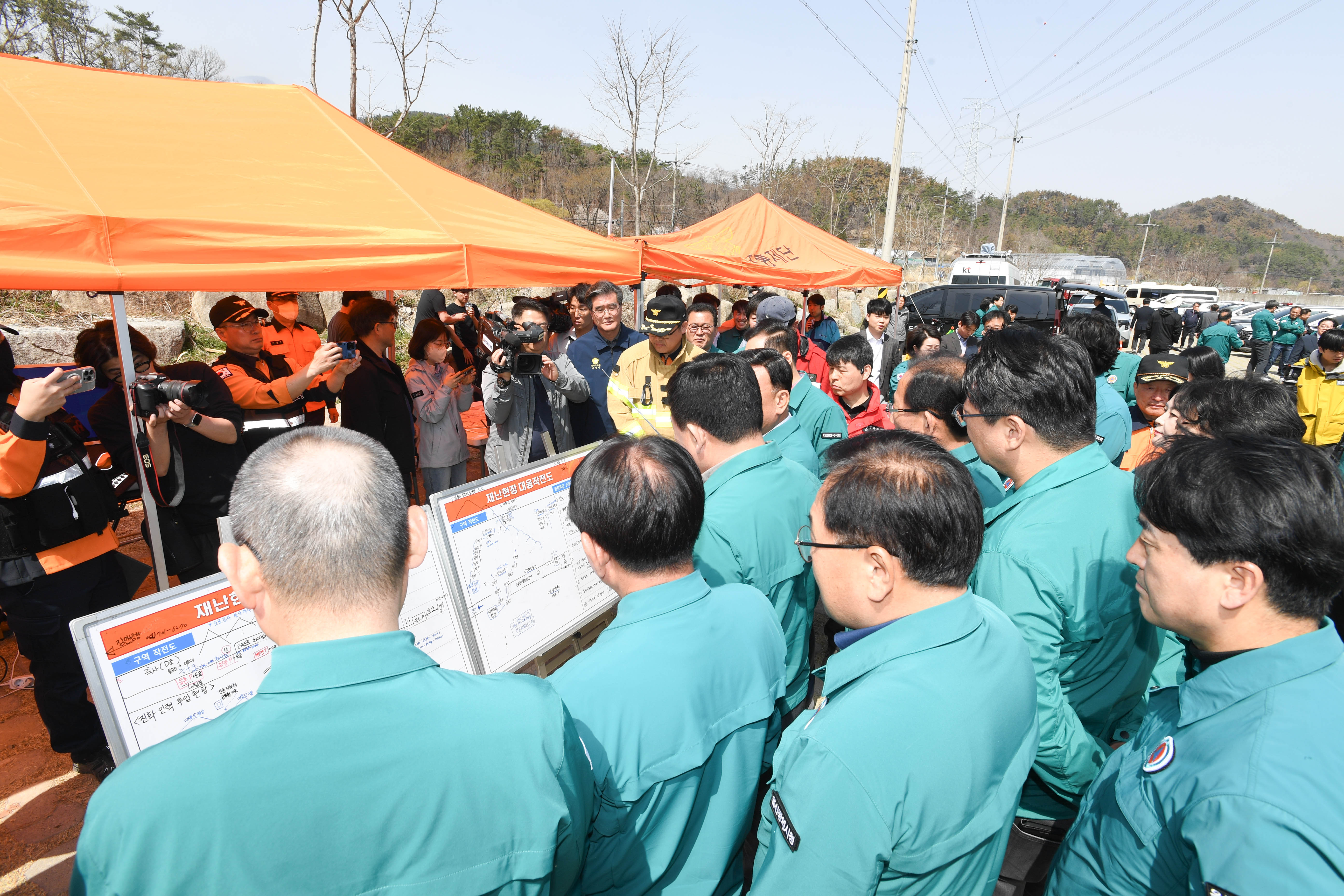 온양읍 운화리 인근 야산에서 발생한 산불 화재현장 방문2