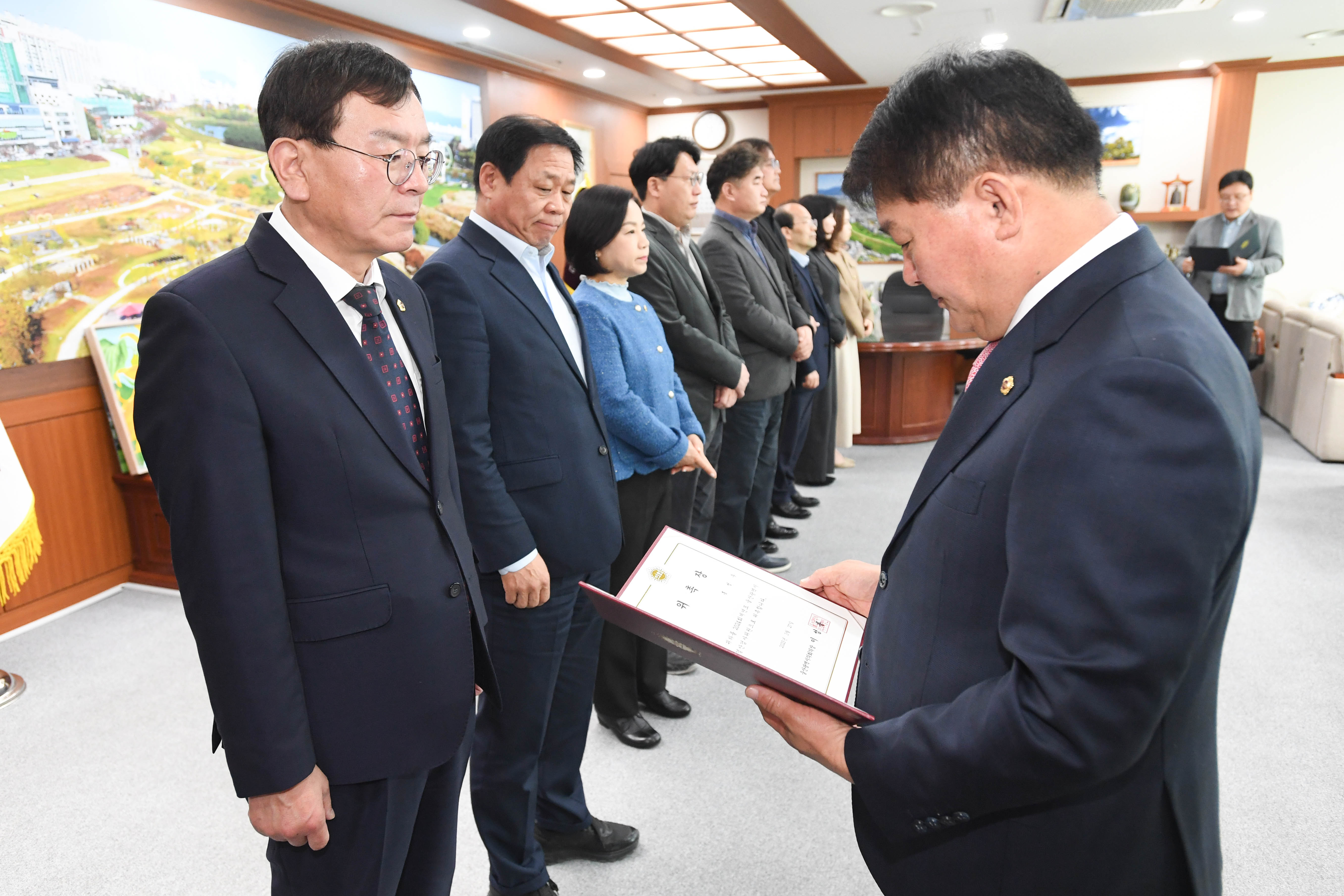 이성룡 의장, 2024회계연도 결산검사위원 위촉장 수여2
