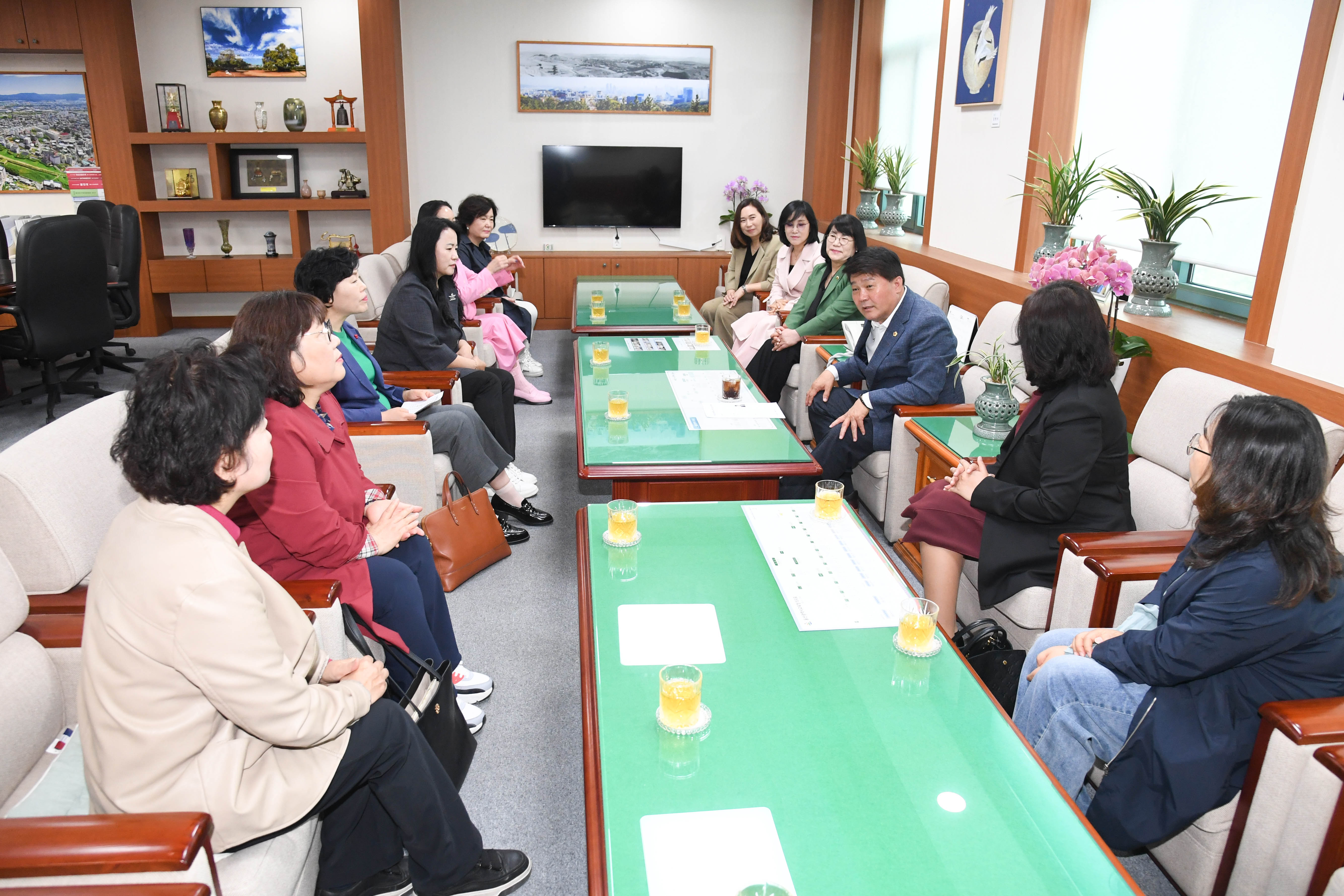 이성룡 의장, 한국여성경제인협회 울산지회 임원진들과 환담2