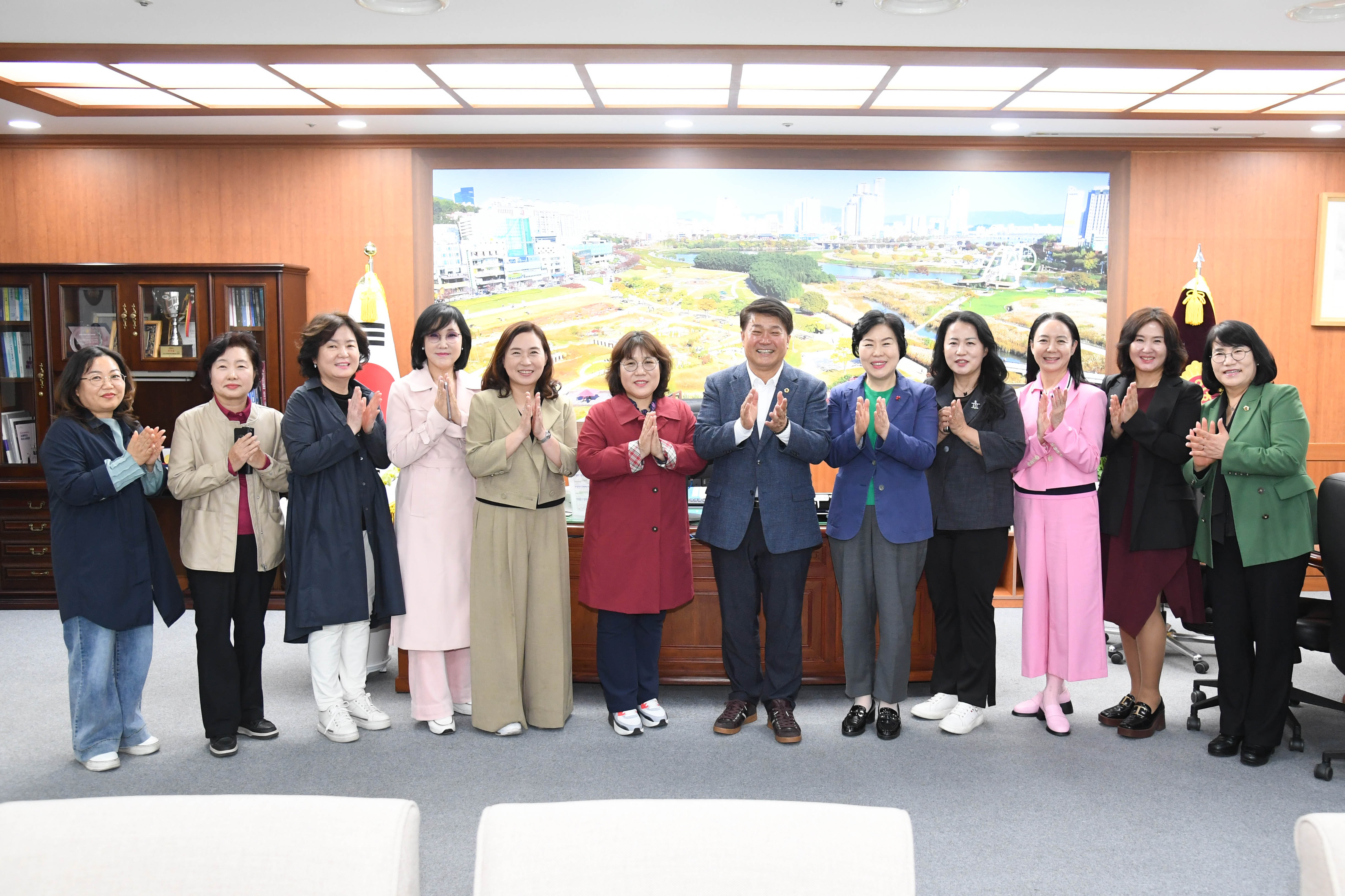 이성룡 의장, 한국여성경제인협회 울산지회 임원진들과 환담3