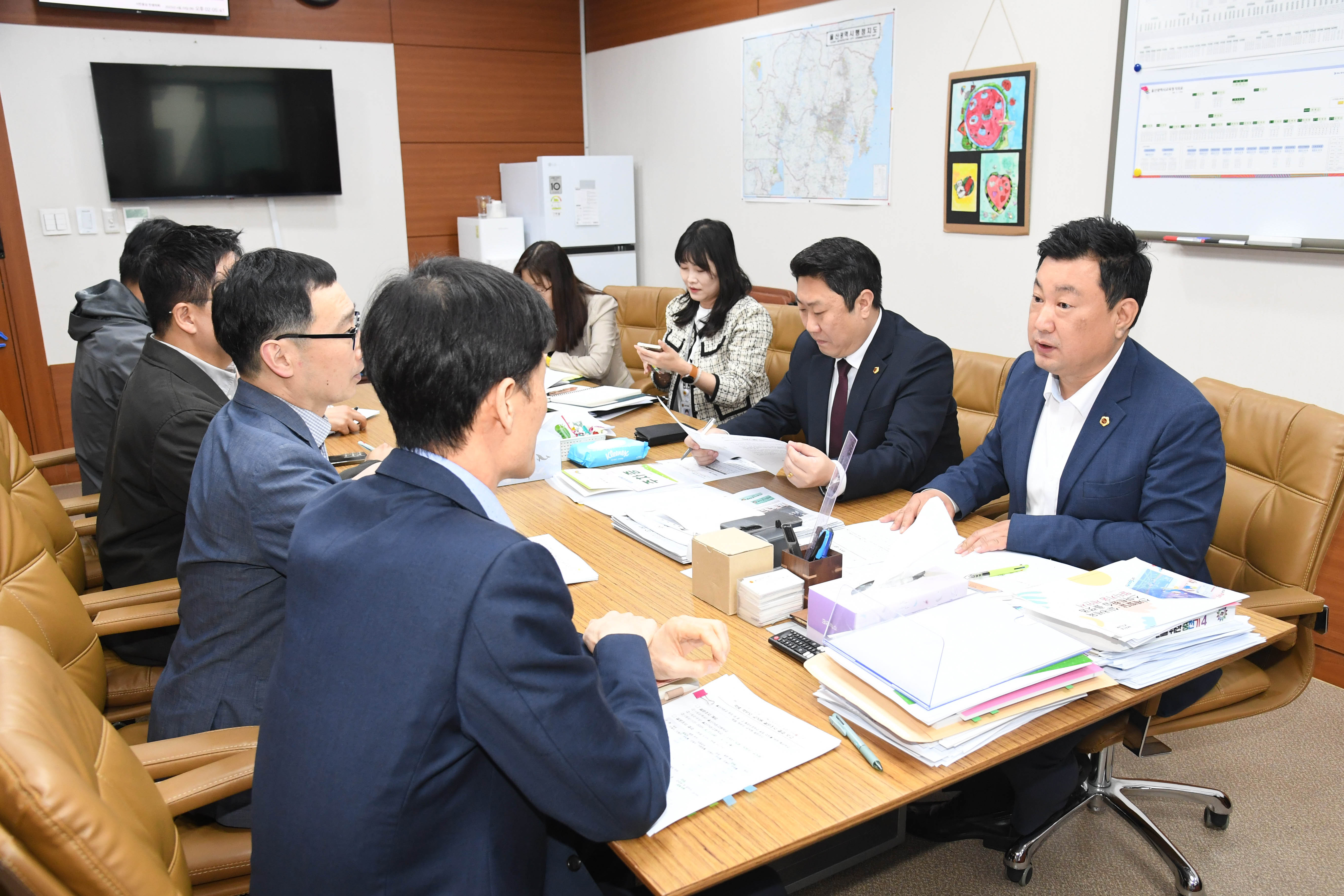 안대룡 위원장, 김종섭 부의장 (가칭)내황중학교 설립 관련 학생, 학부모, 교사 의견 수렴 결과 보고 
