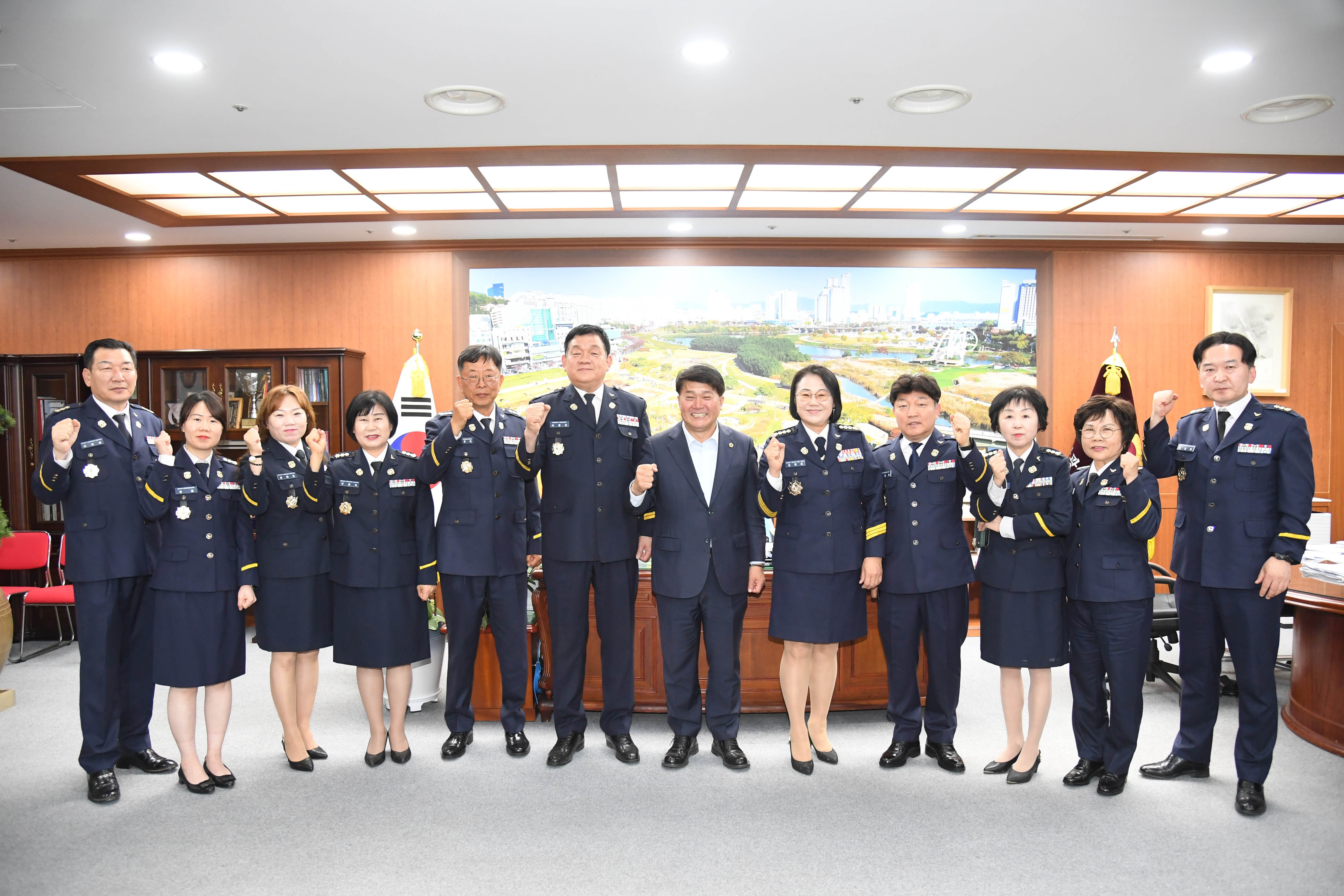 이성룡 의장, 중부소방서 의용소방대 환담