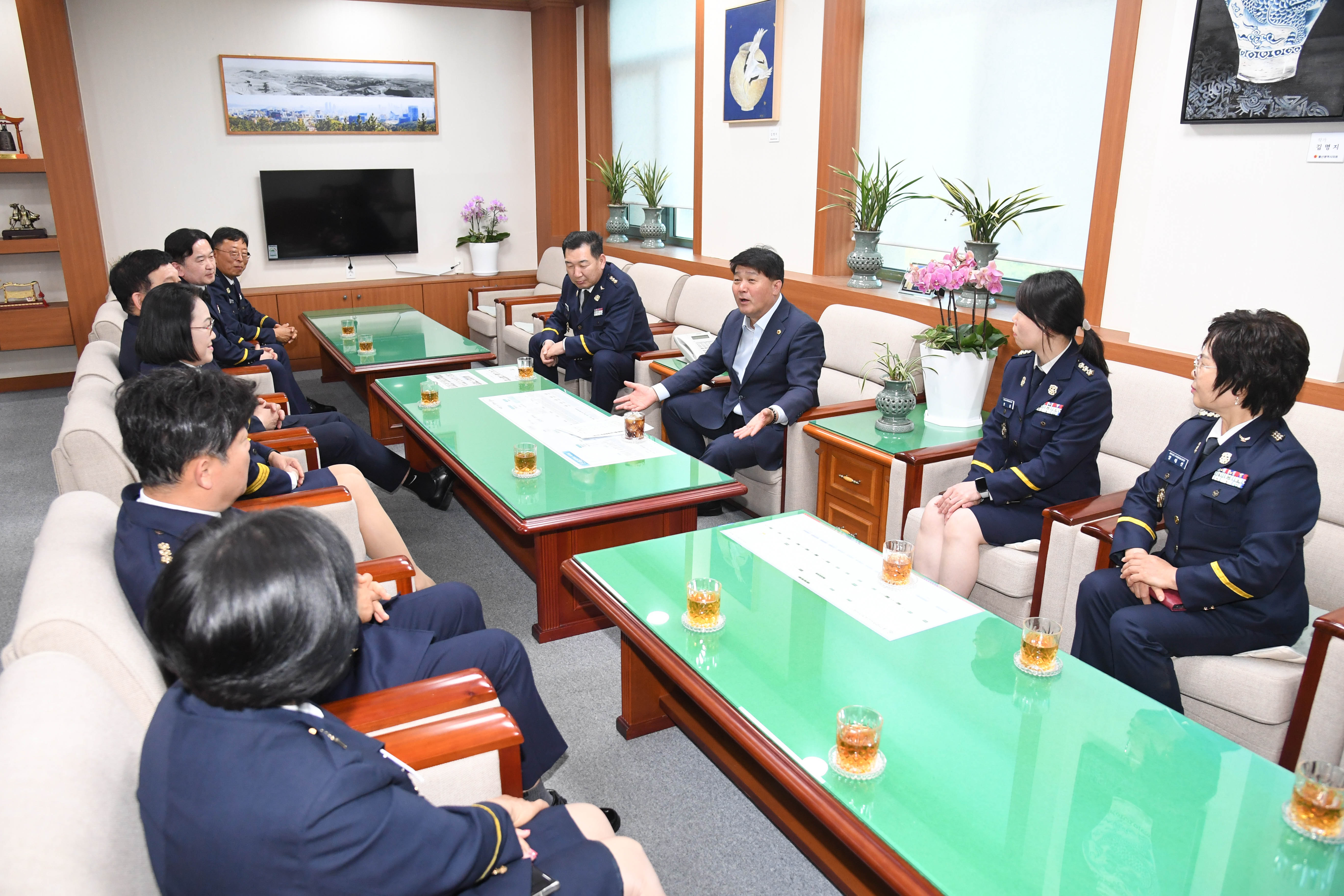 이성룡 의장, 중부소방서 의용소방대 환담2
