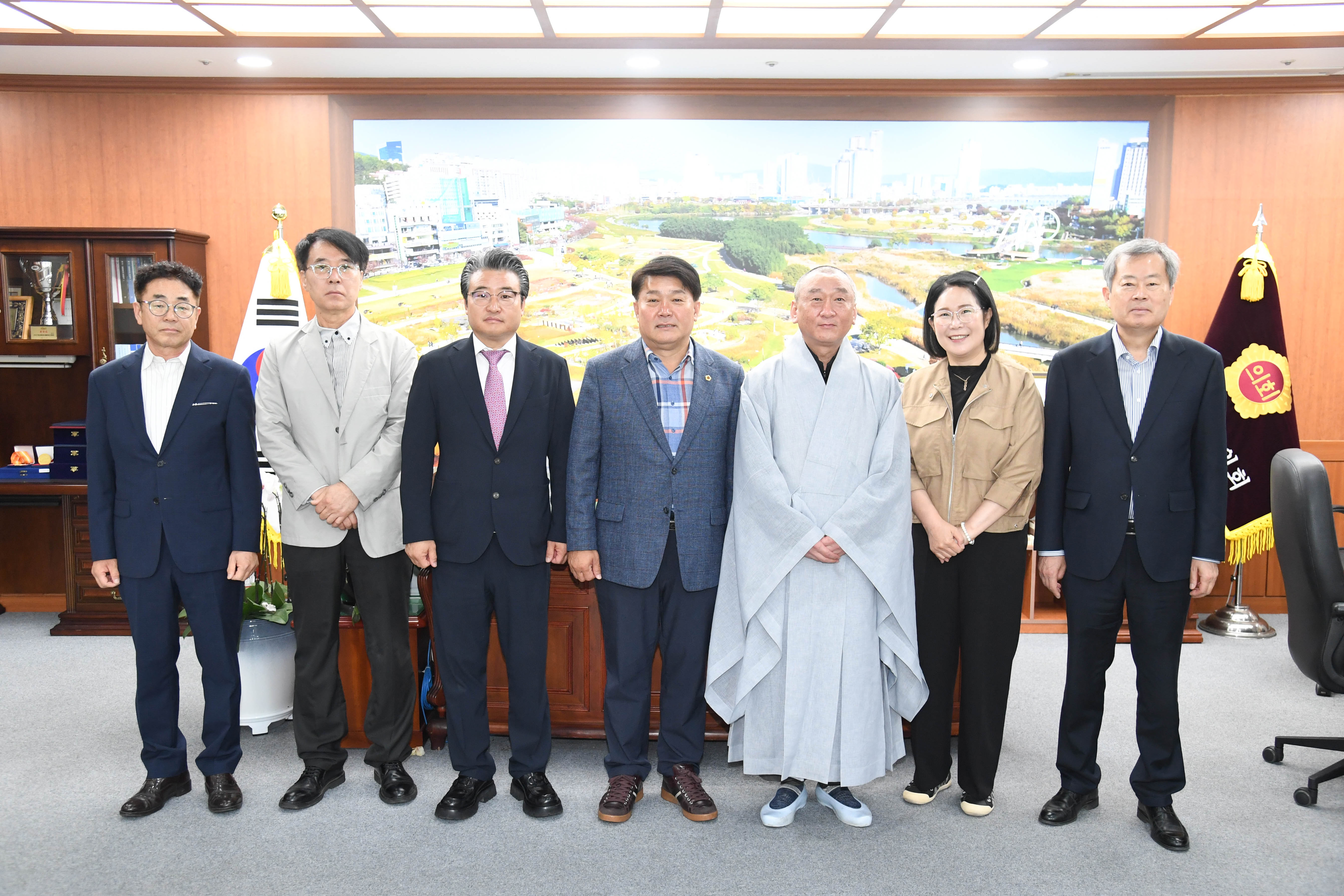 이성룡 의장, 보덕사 주지스님과 신도회 회원 환담2