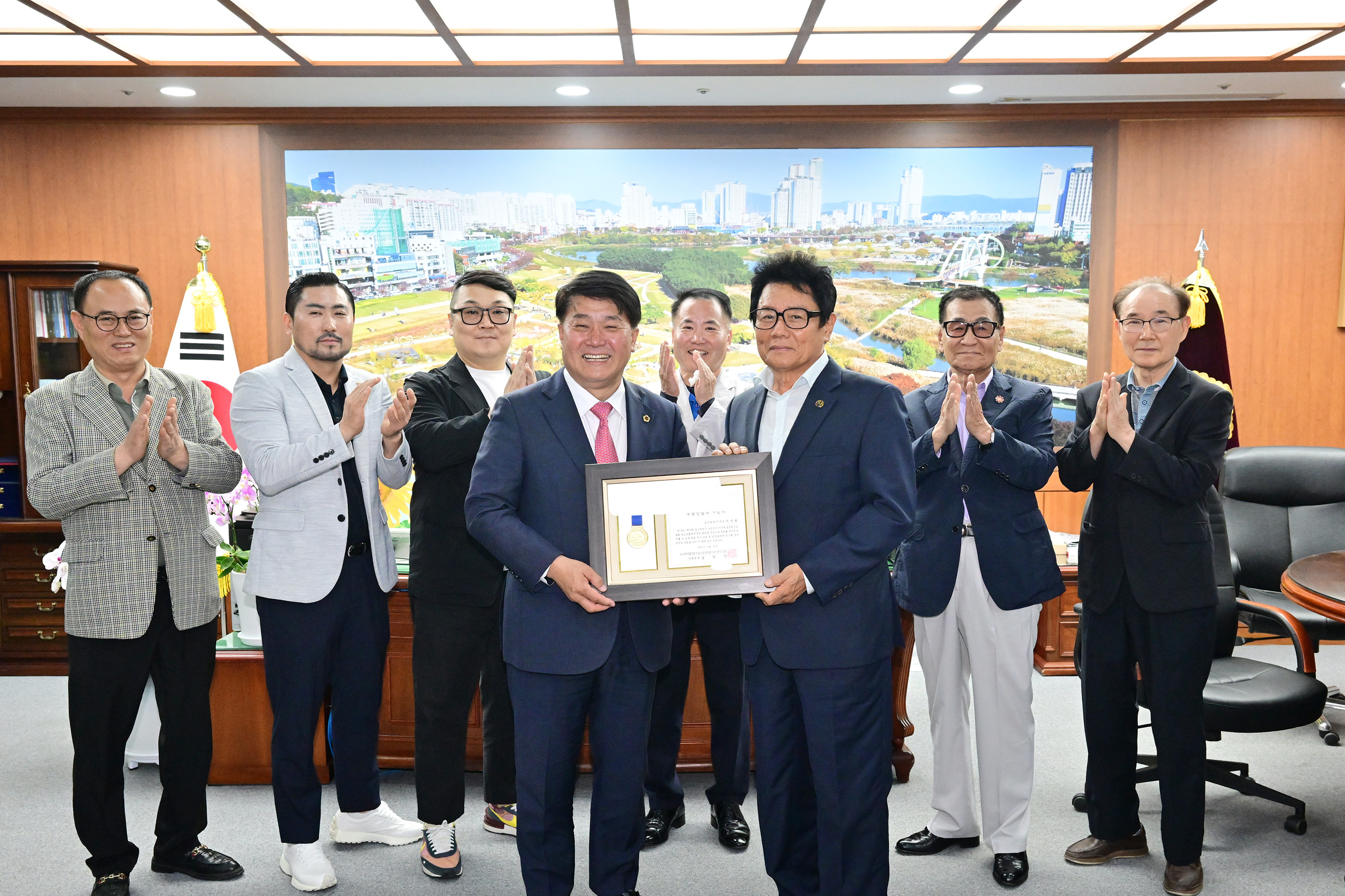 이성룡 의장, (사)세계전통종합무술교육총연맹 설영진 총재 환담1