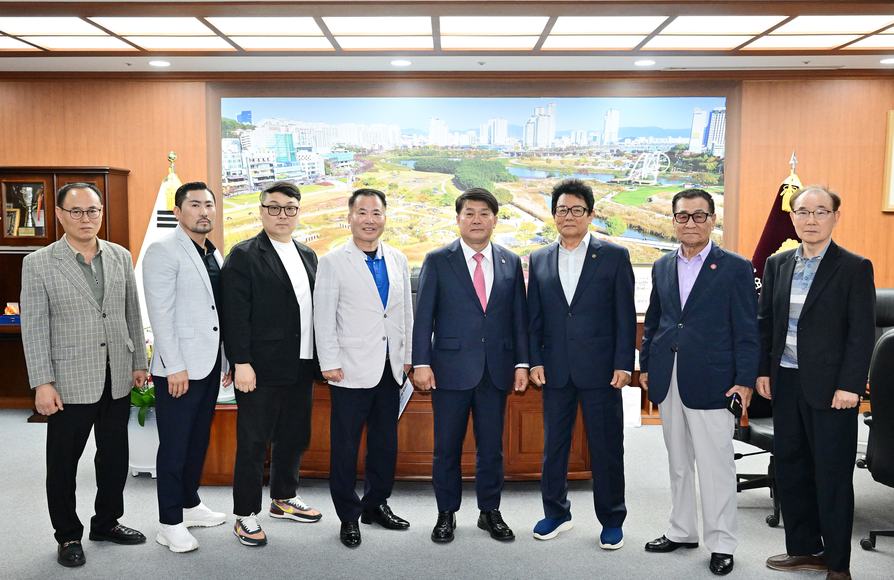 이성룡 의장, (사)세계전통종합무술교육총연맹 설영진 총재 환담2