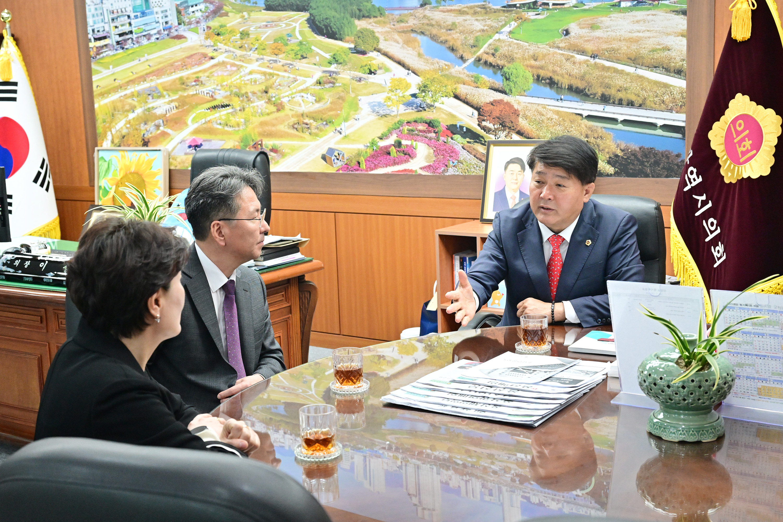 이성룡 의장, 박종하 울산대학교병원장 환담2