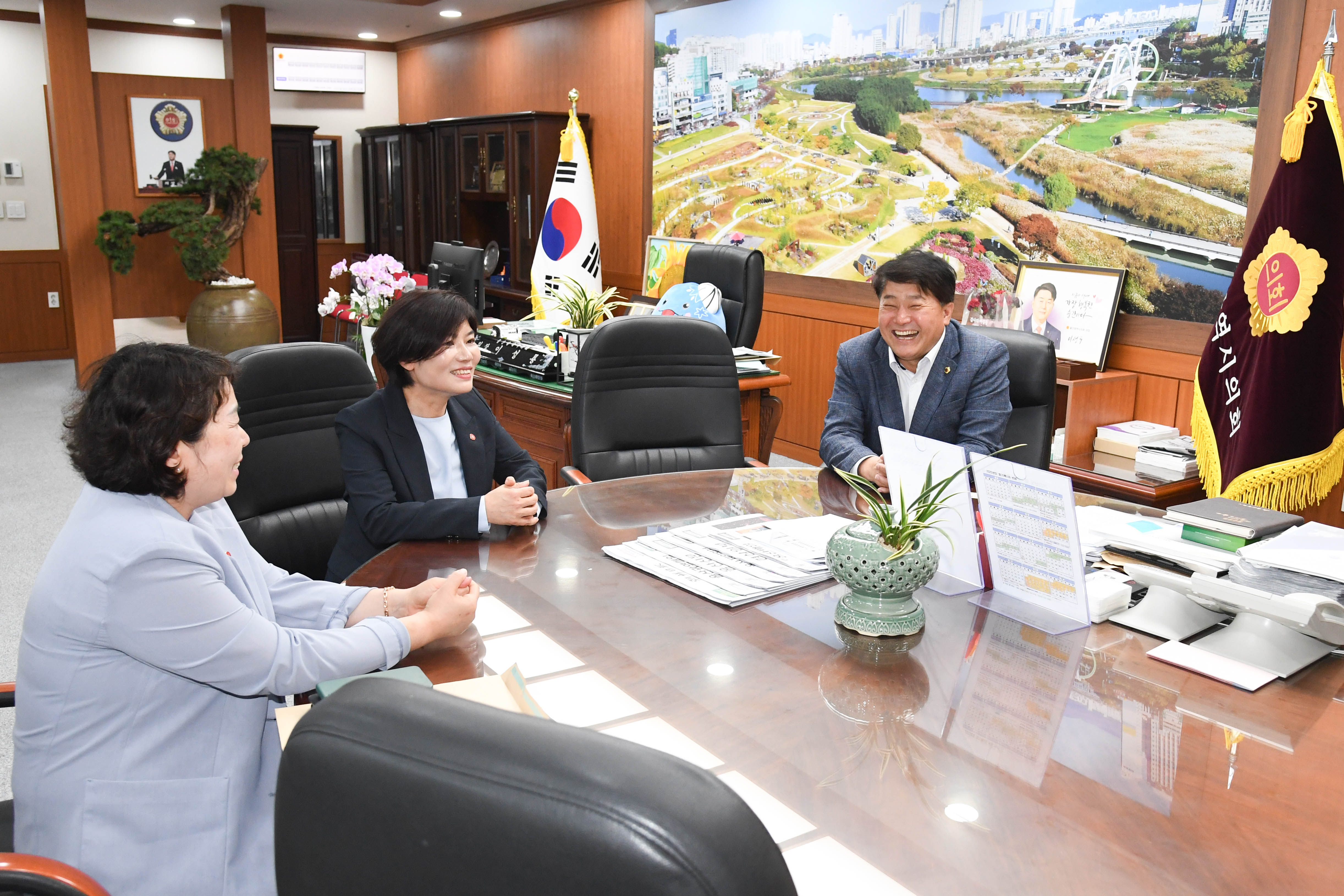 이성룡 의장, 국민건강보험공단 부산울산경남지역본부장과 환담3