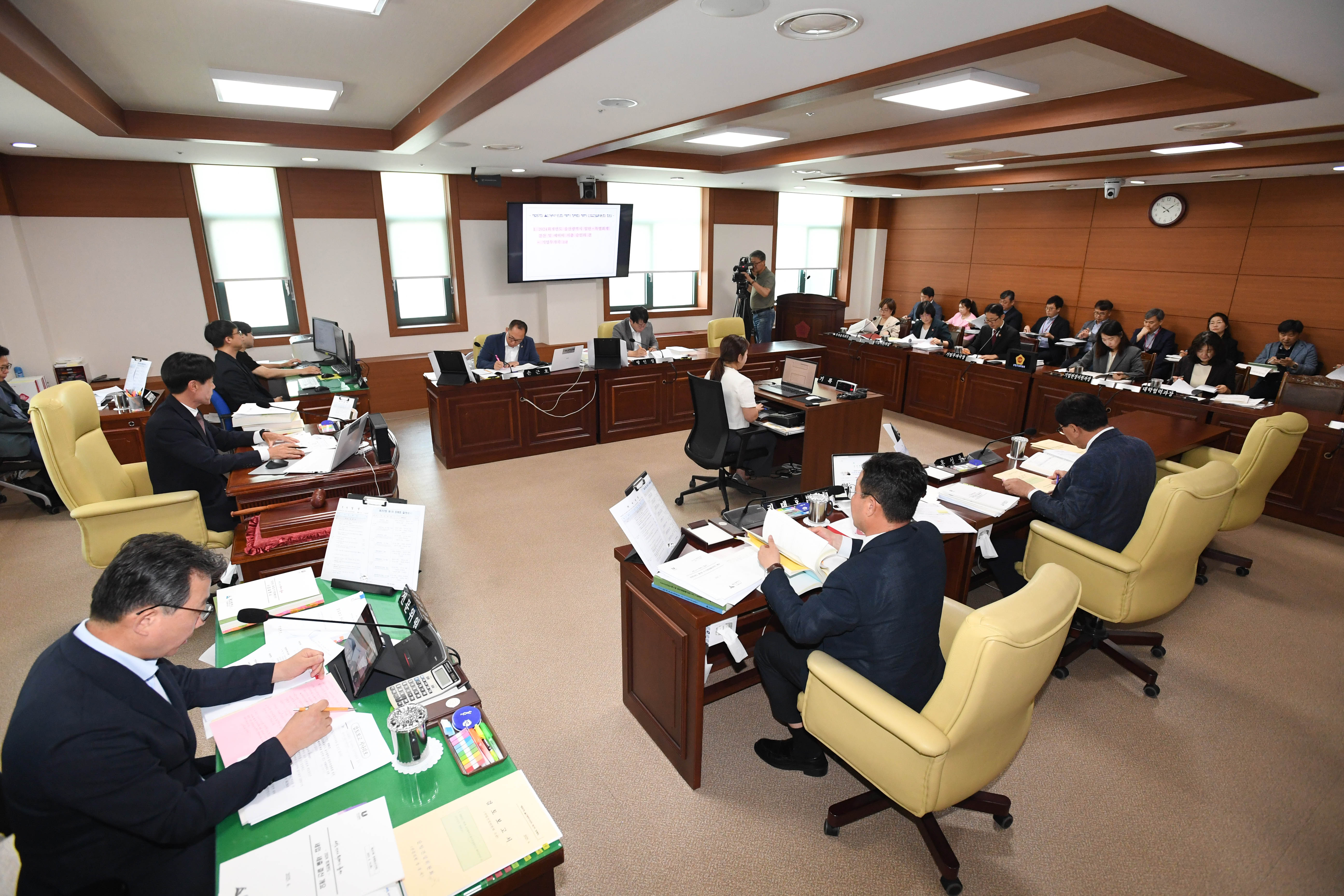 산업건설위원회, 기업투자국 소관 2024회계연도 결산 및 2025년도 제1회 울산광역시 추경예산안 예비 심사1