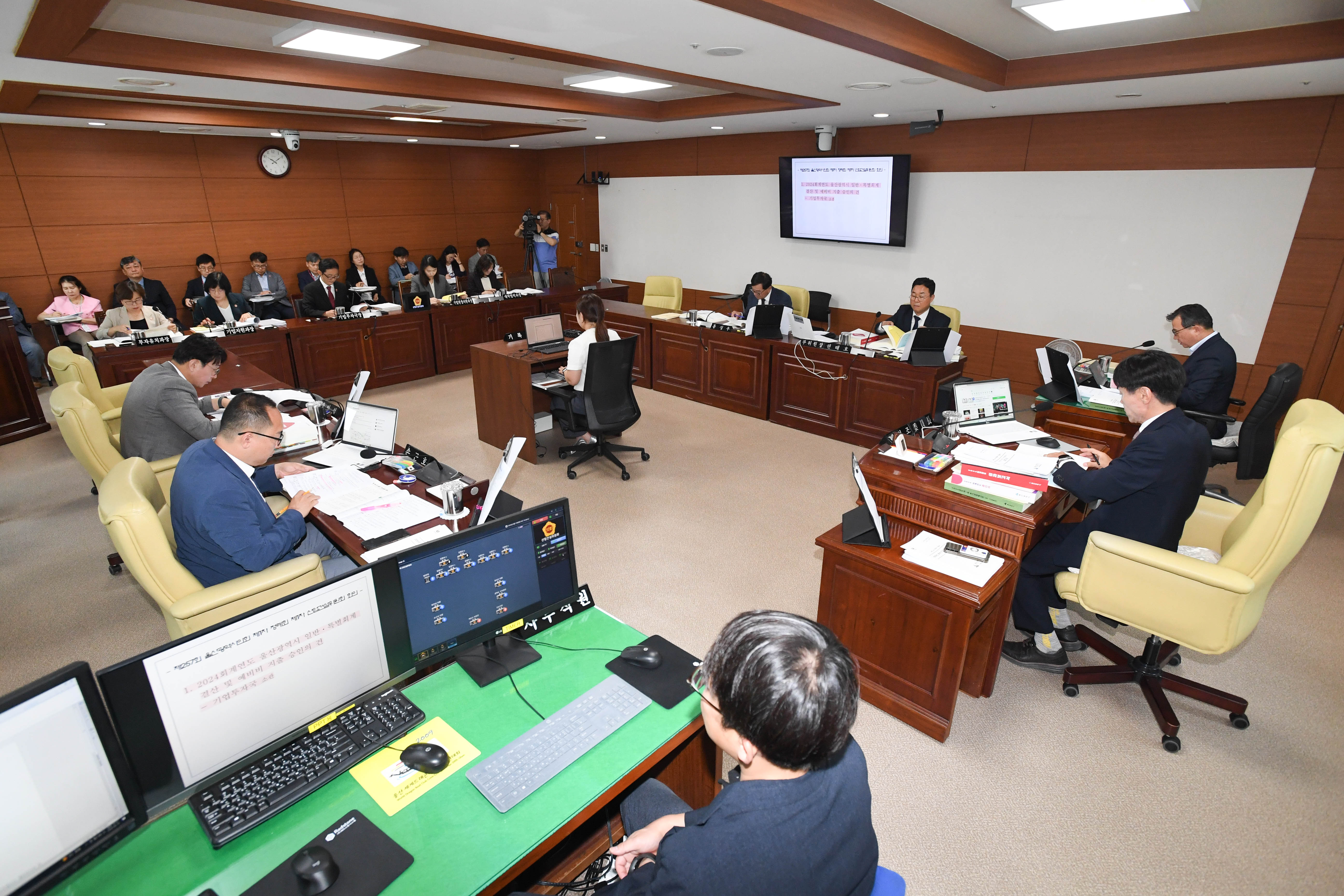 산업건설위원회, 기업투자국 소관 2024회계연도 결산 및 2025년도 제1회 울산광역시 추경예산안 예비 심사2