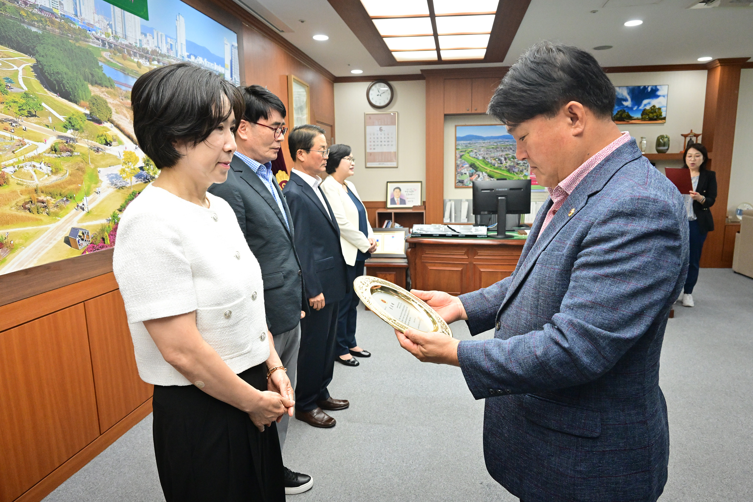 이성룡 의장, 2025년 하반기 퇴직준비교육 대상자 공로패·기념패 수여3