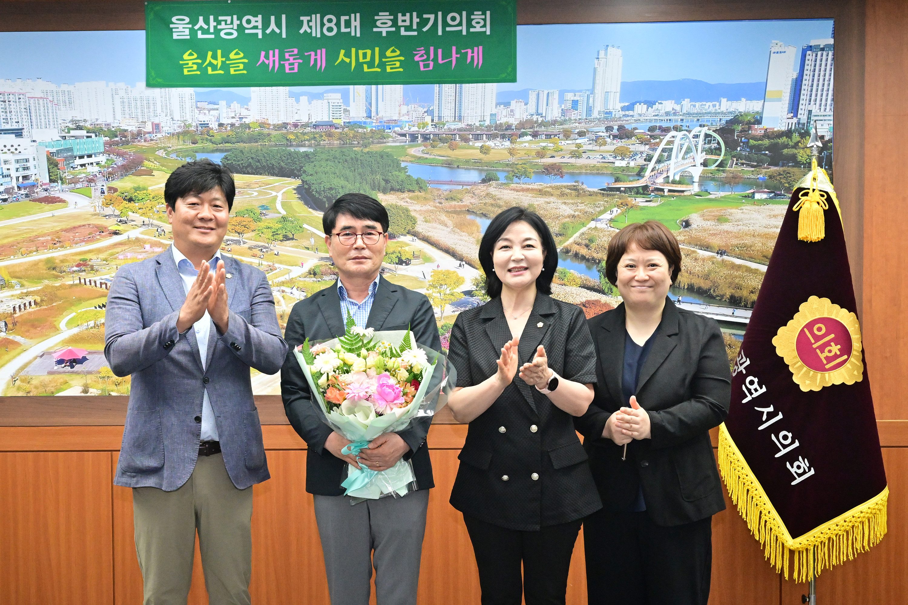 이성룡 의장, 2025년 하반기 퇴직준비교육 대상자 공로패·기념패 수여6