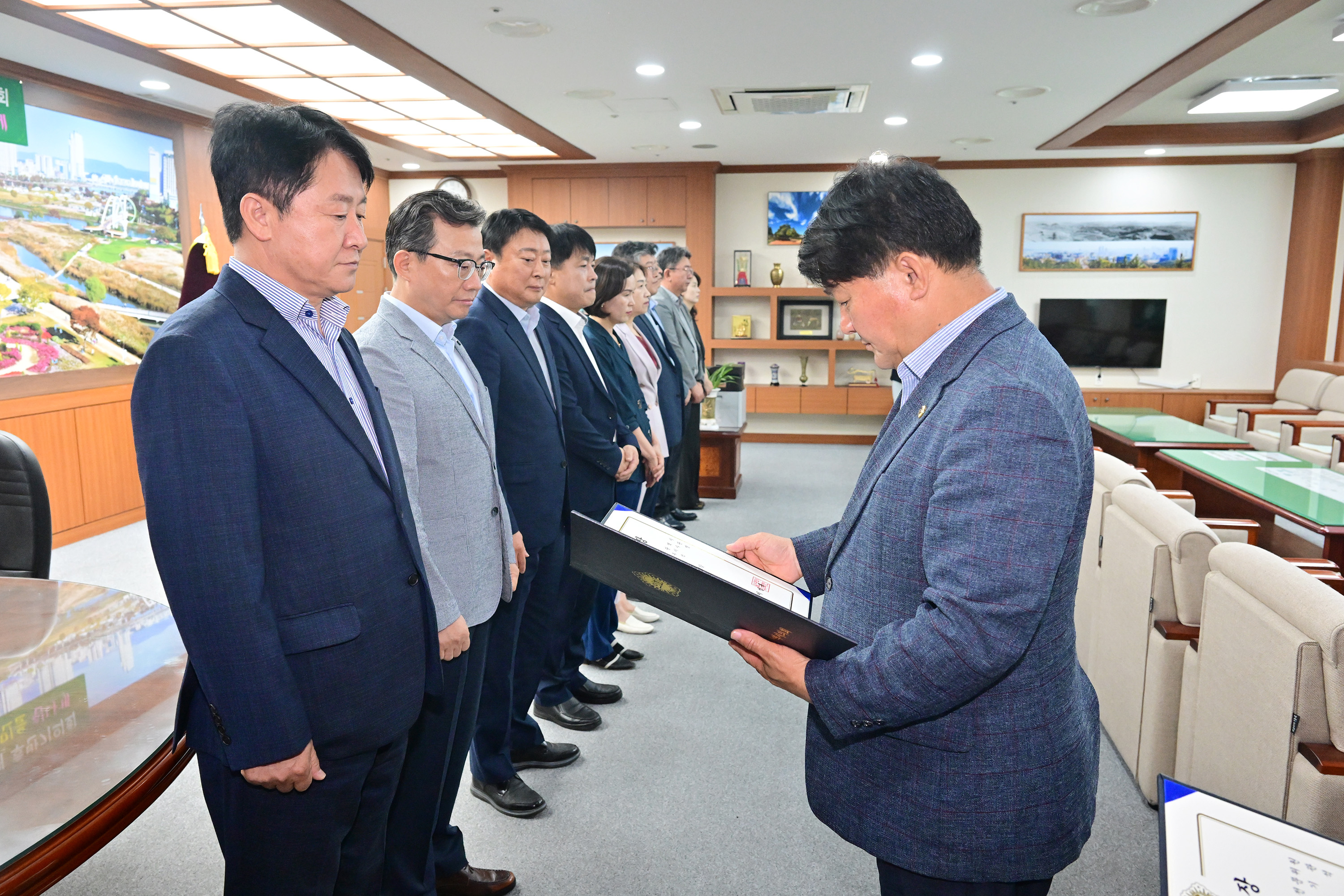 울산광역시의회 2025년 하반기 정기인사 5급 이상 인사발령 임용장 수여2