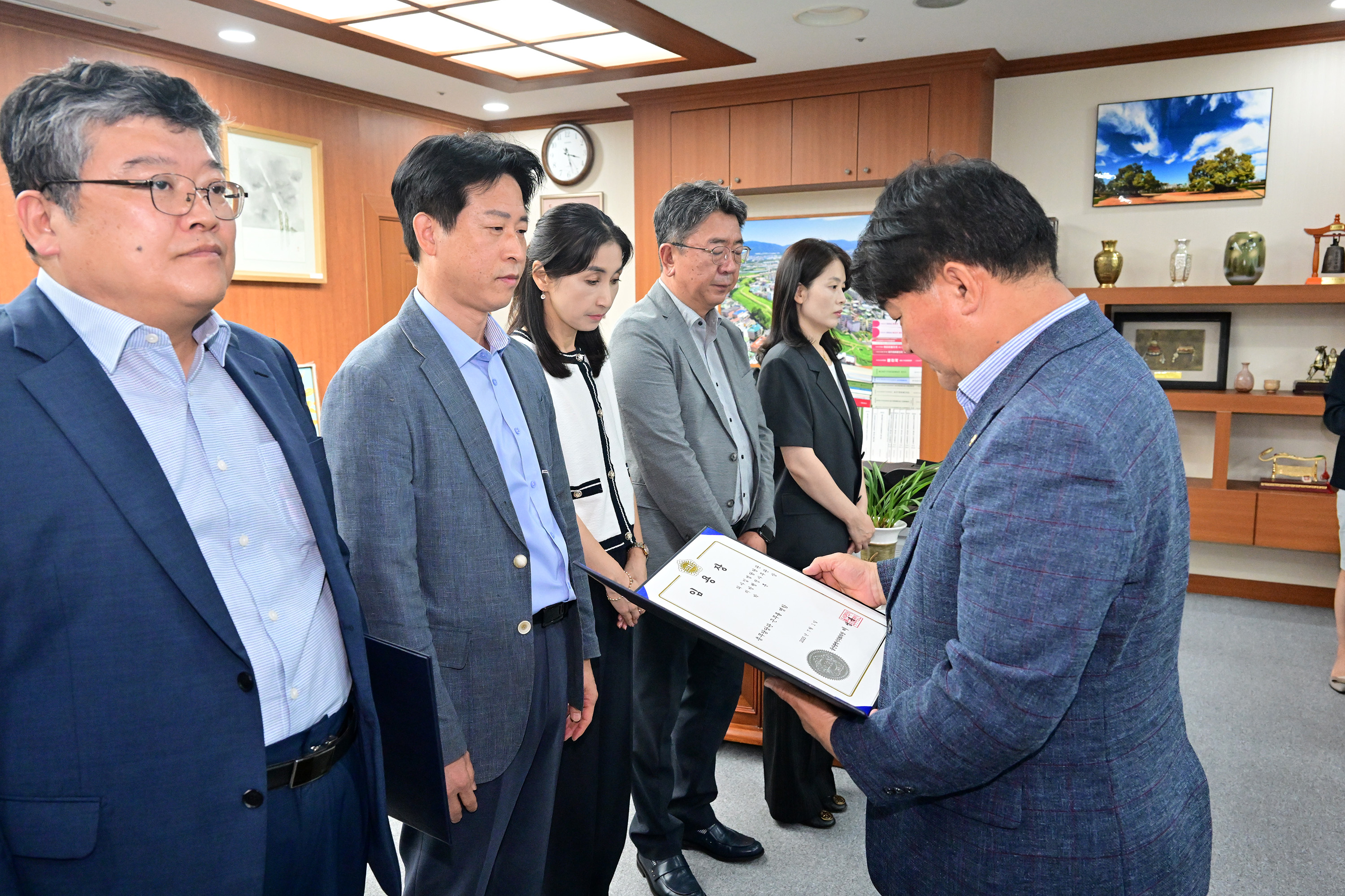 울산광역시의회 2025년 하반기 정기인사 5급 이상 인사발령 임용장 수여11