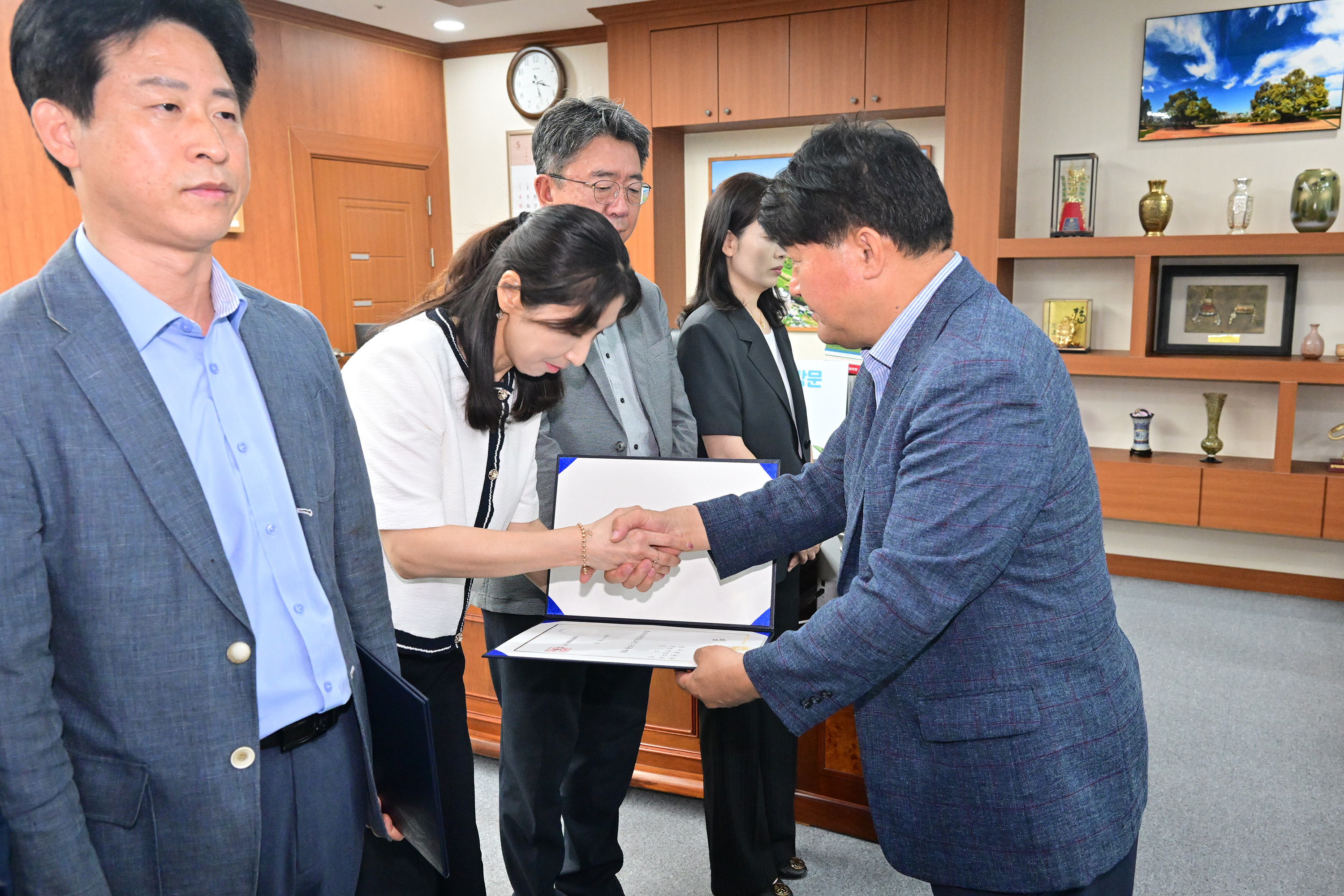 울산광역시의회 2025년 하반기 정기인사 5급 이상 인사발령 임용장 수여12