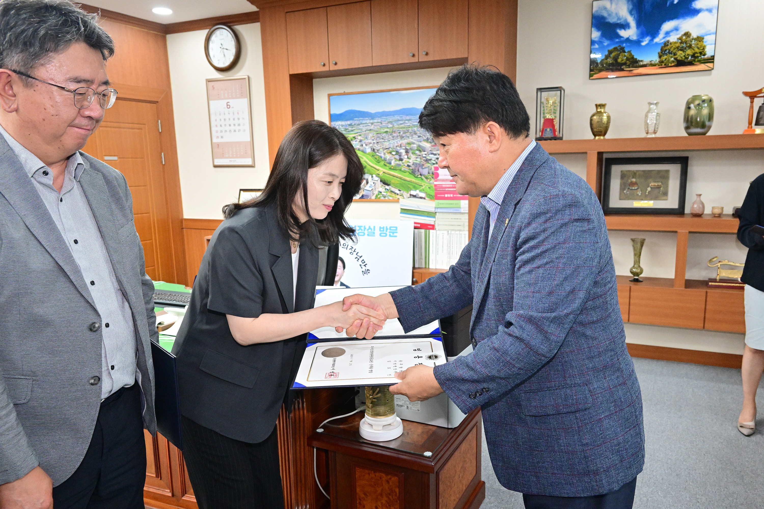 울산광역시의회 2025년 하반기 정기인사 5급 이상 인사발령 임용장 수여14