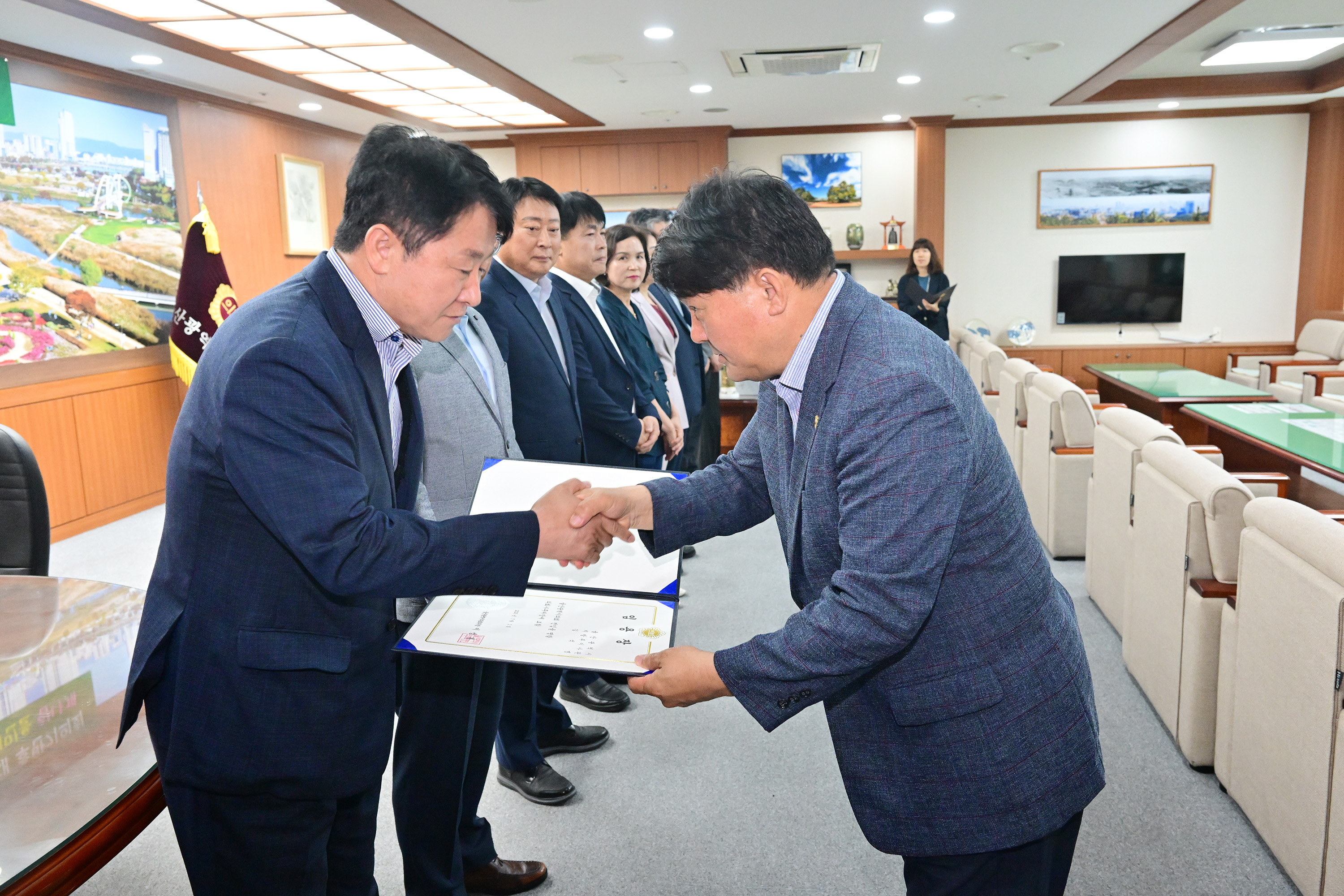 울산광역시의회 2025년 하반기 정기인사 5급 이상 인사발령 임용장 수여3