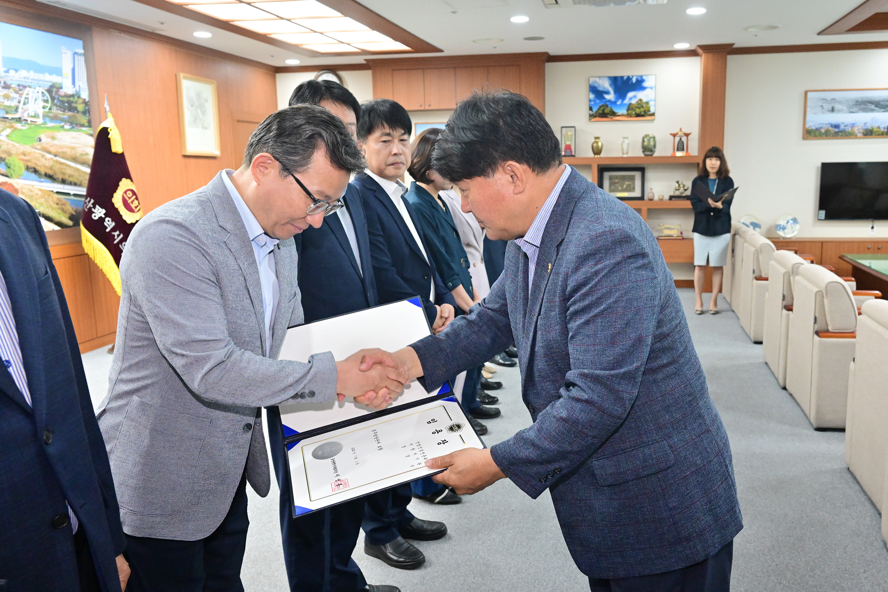 울산광역시의회 2025년 하반기 정기인사 5급 이상 인사발령 임용장 수여4