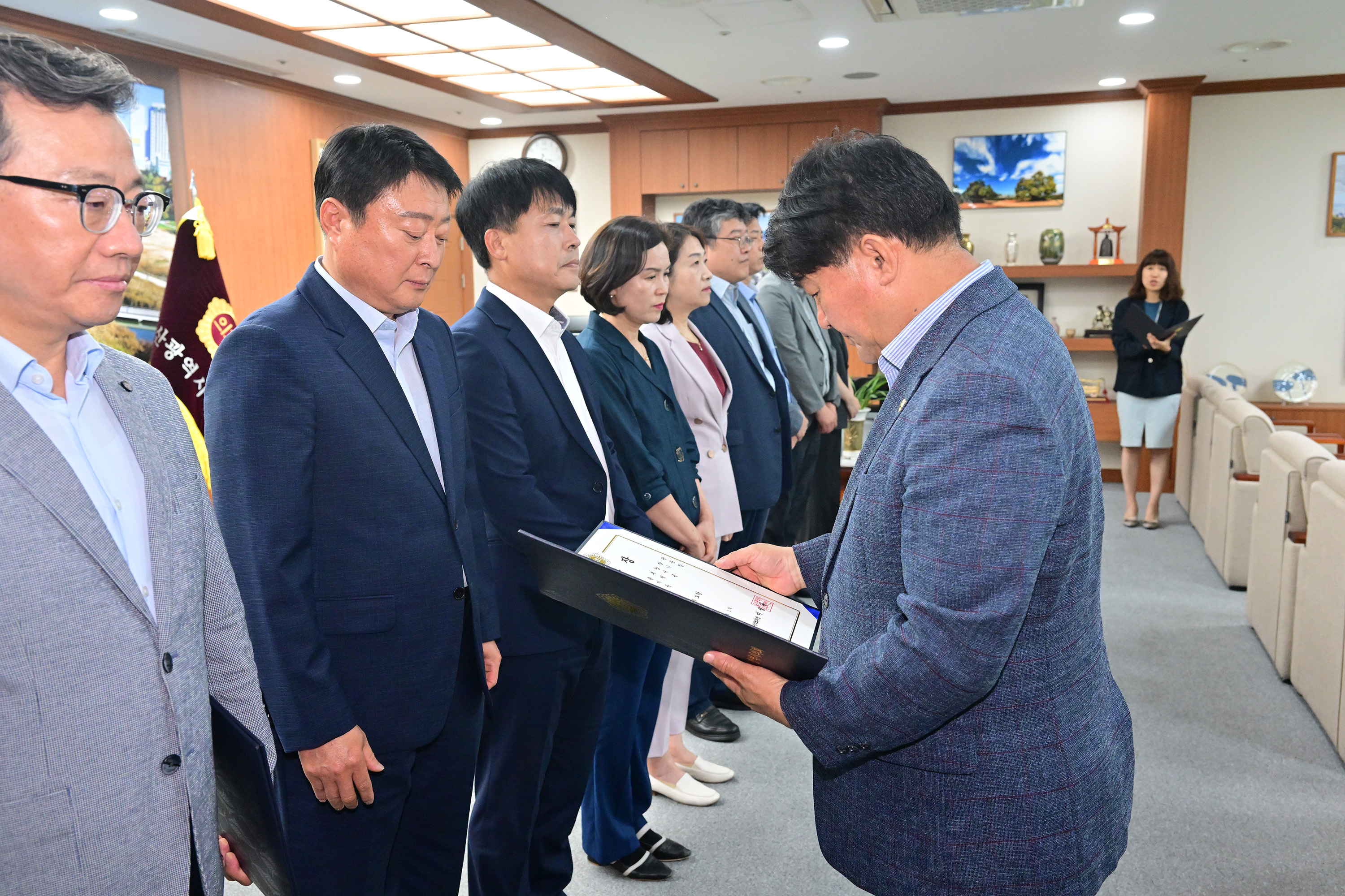 울산광역시의회 2025년 하반기 정기인사 5급 이상 인사발령 임용장 수여5