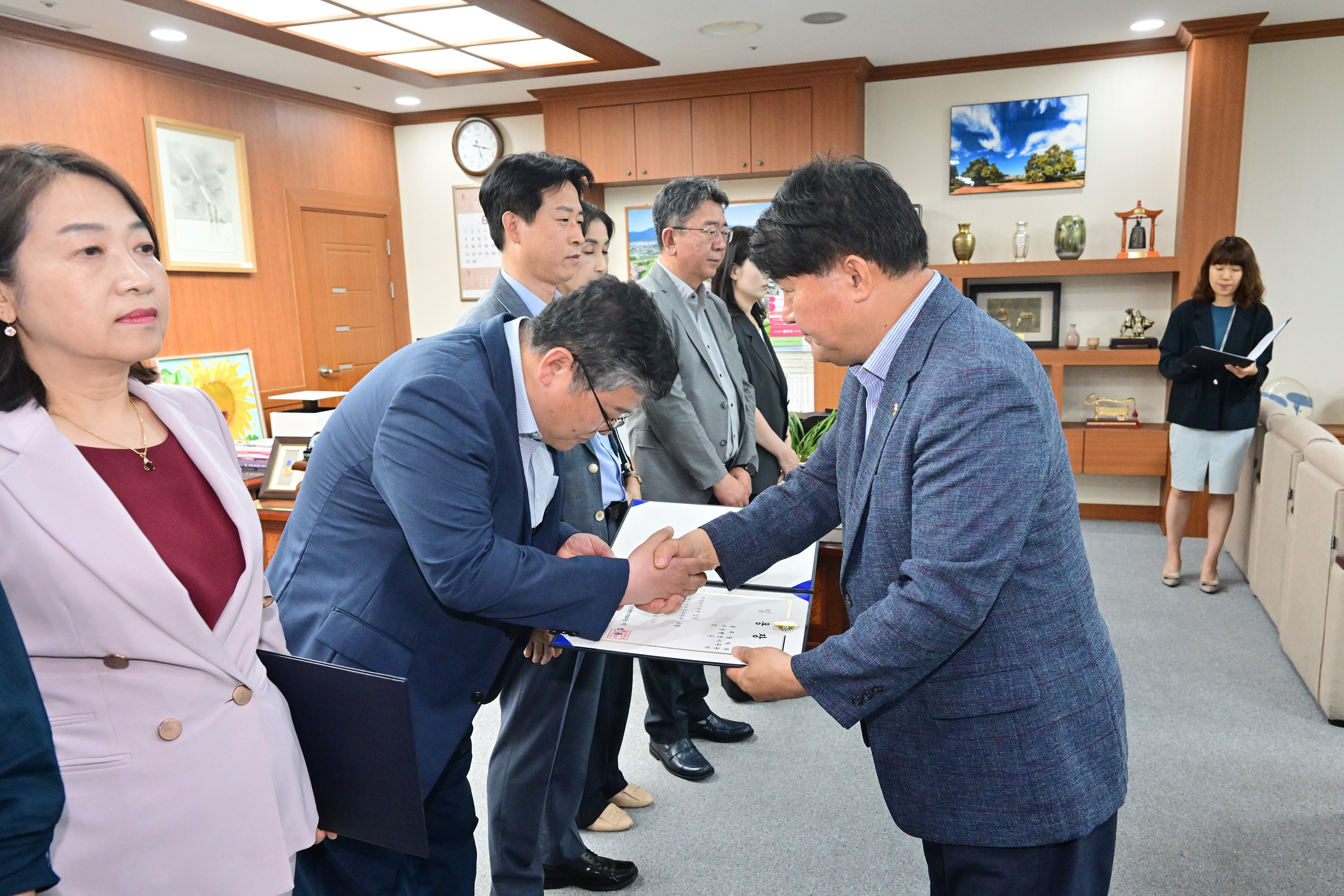울산광역시의회 2025년 하반기 정기인사 5급 이상 인사발령 임용장 수여10