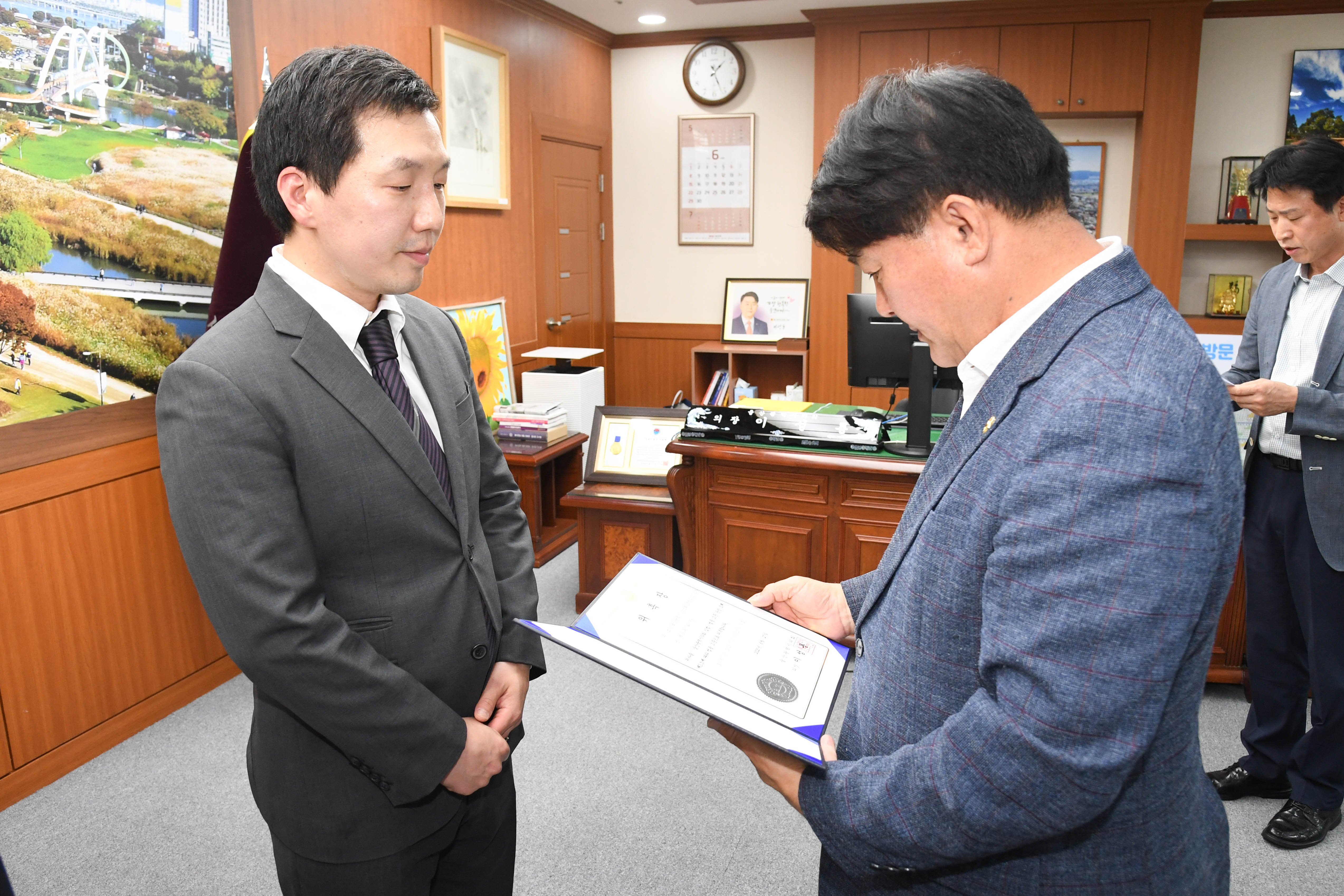 이성룡 의장, 울산광역시의회 신규 법률고문 위촉장 수여3