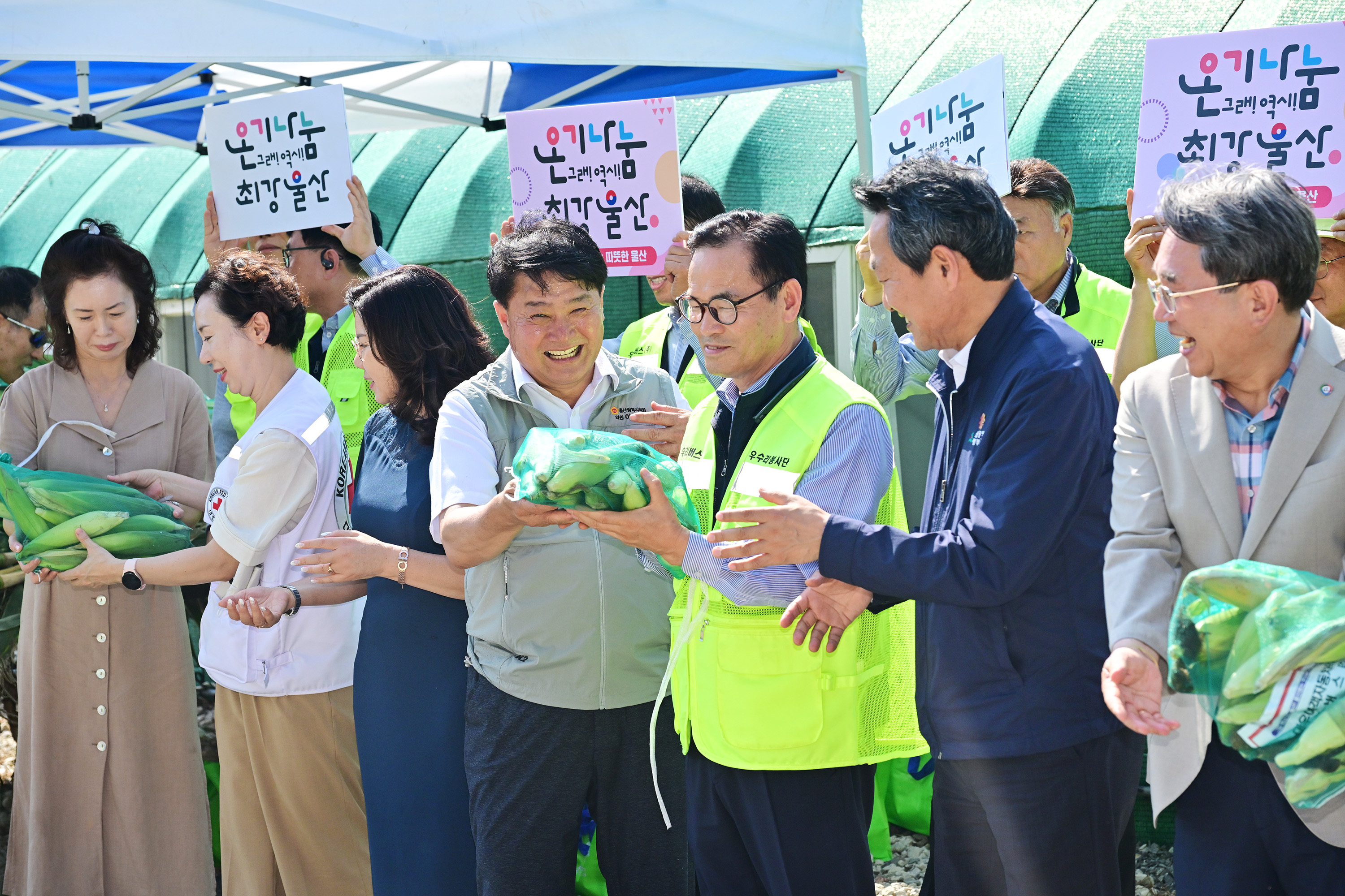 이성룡 의장·문석주 의원, 소외계층 옥수수 나눔행사1