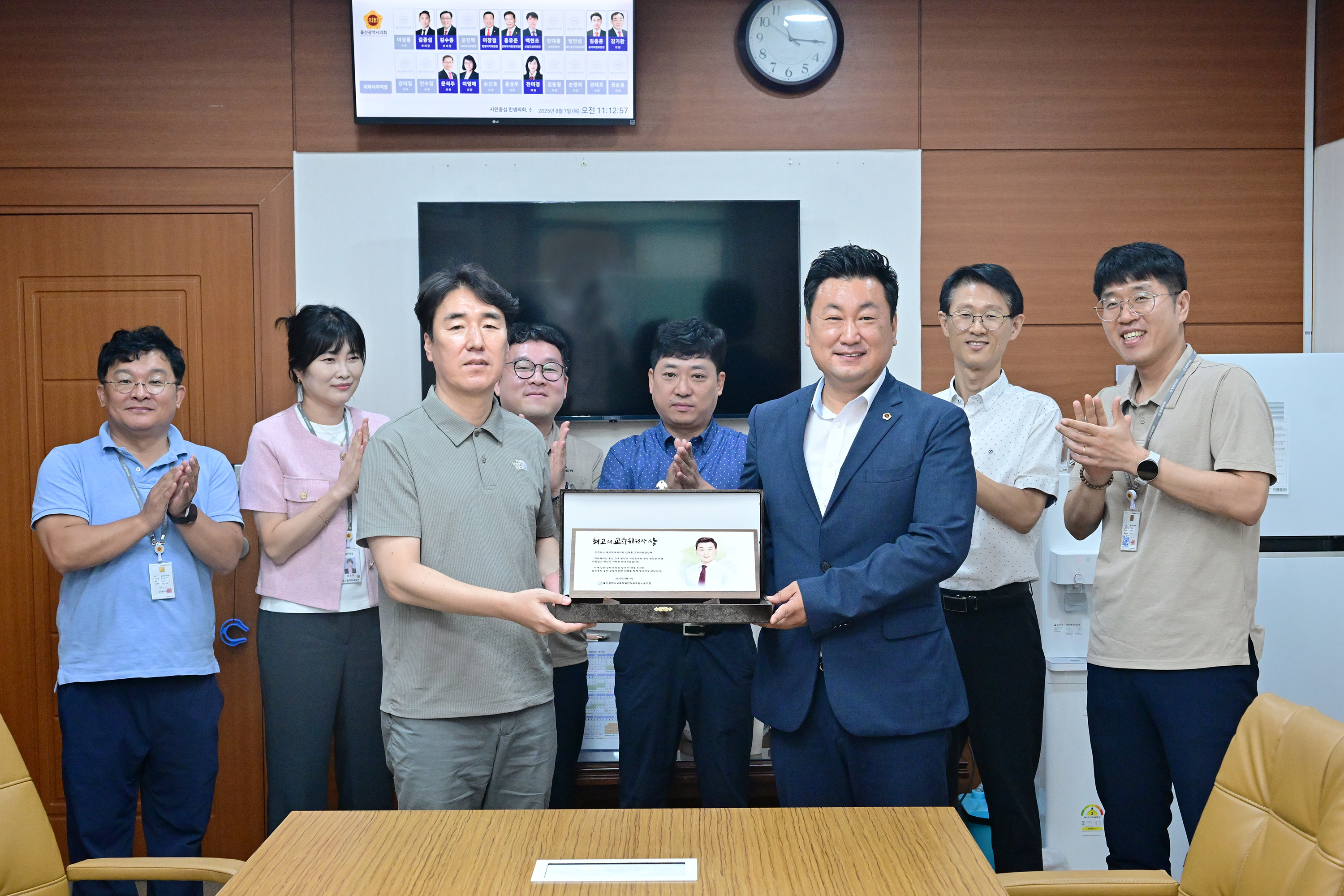안대룡 교육위원장, 교육청일반직공무원노동조합 감사패 수상2