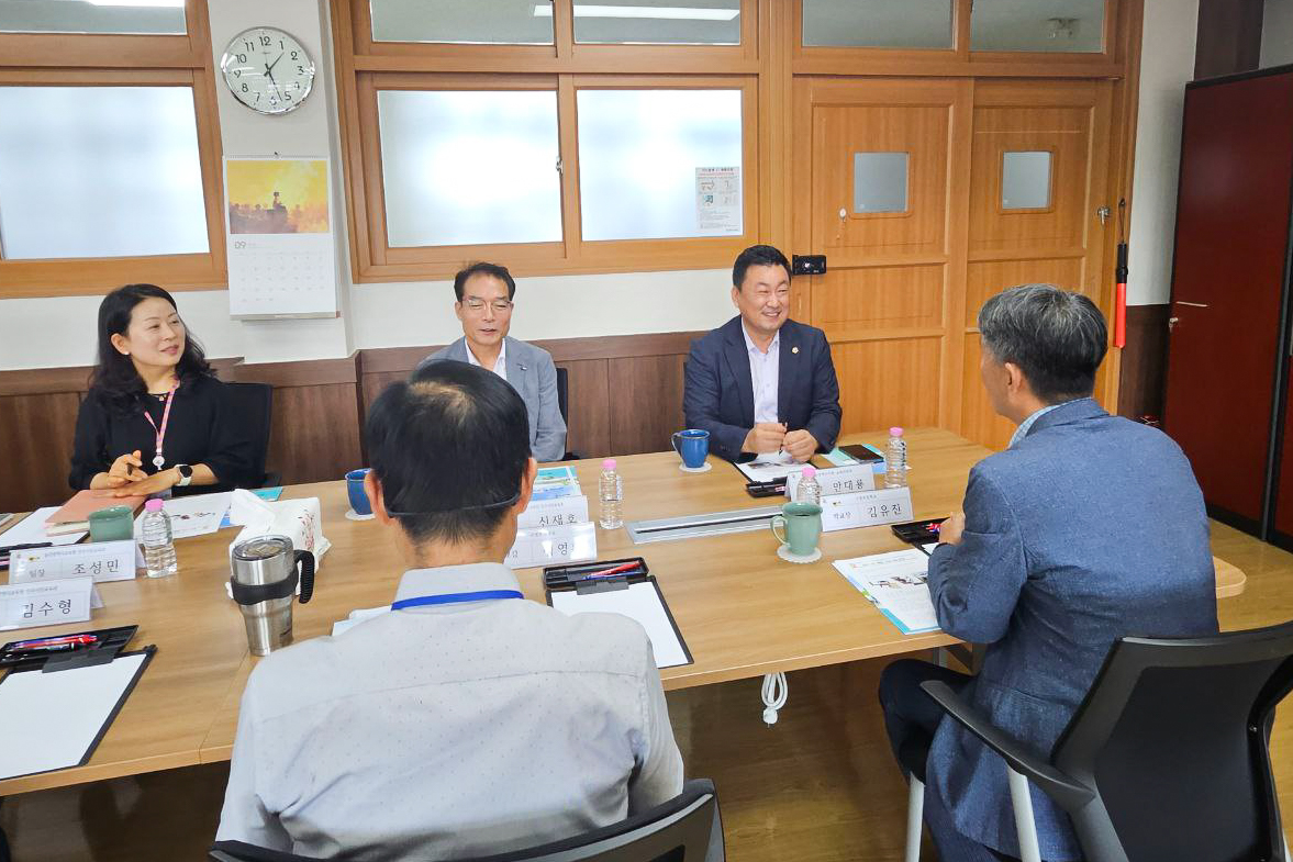 안대룡 교육위원장, 독도 VR 활용 운영 6개교 현장 점검 나서3