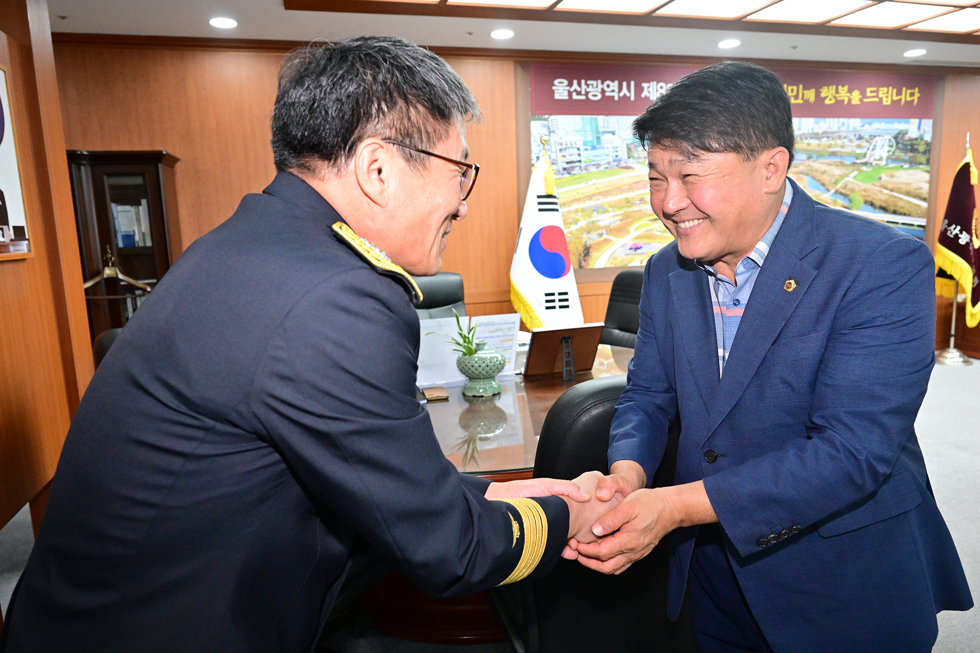 이성룡 의장, 홍장표 신임 울산소방본부장 환담2