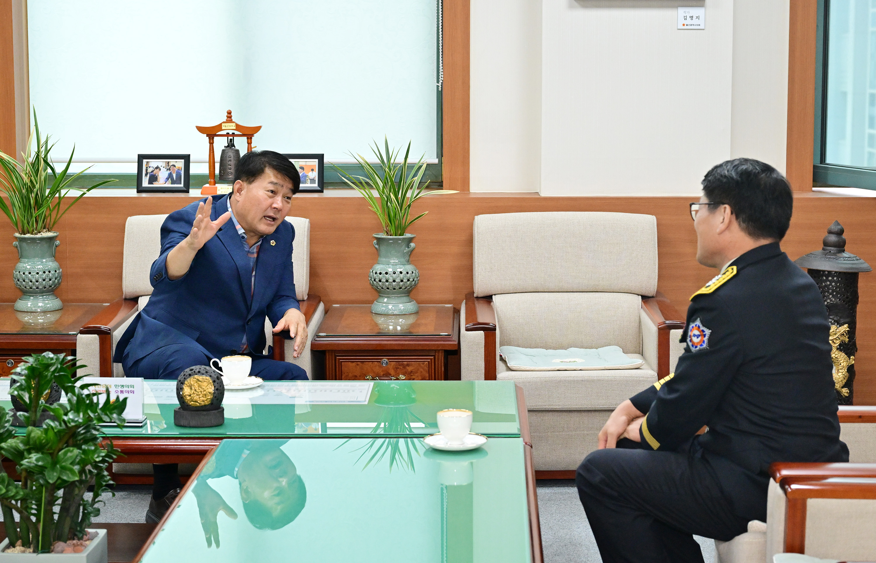 이성룡 의장, 홍장표 신임 울산소방본부장 환담3