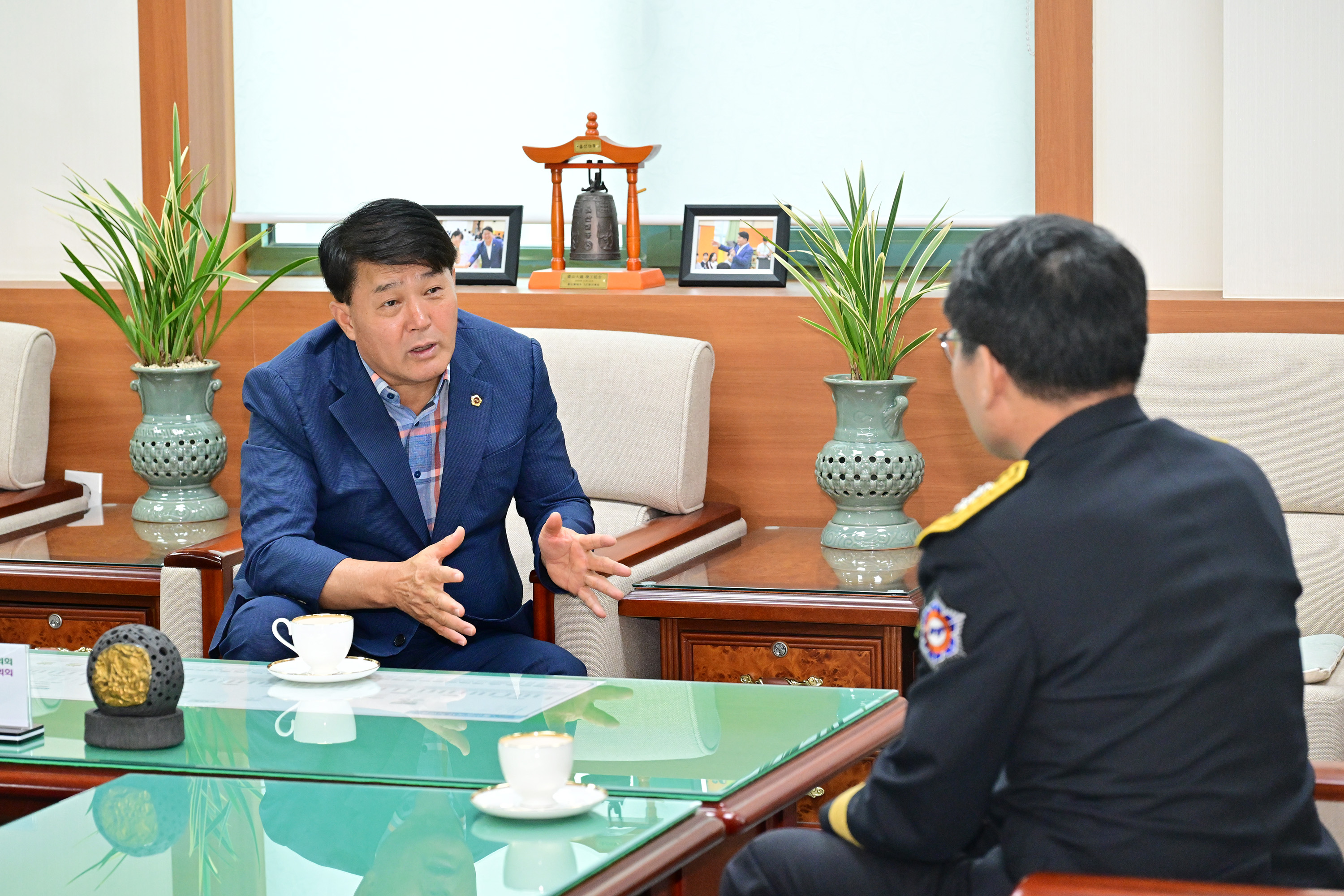 이성룡 의장, 홍장표 신임 울산소방본부장 환담4