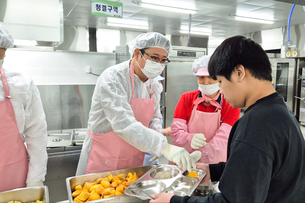 권순용 의원, 학교급식 현장 점검 및 조리 실무사 의견청취’간담회2